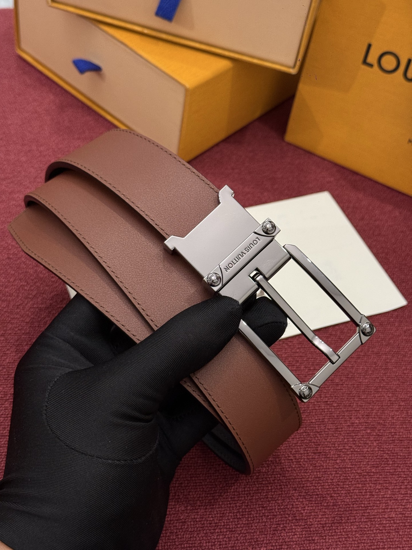 LV 角钉式 Trunk 35mm 可翻转腰带造型简洁，灵感源自路易威登在工艺精湛方面的悠久传统。两侧光滑的皮革搭配带有