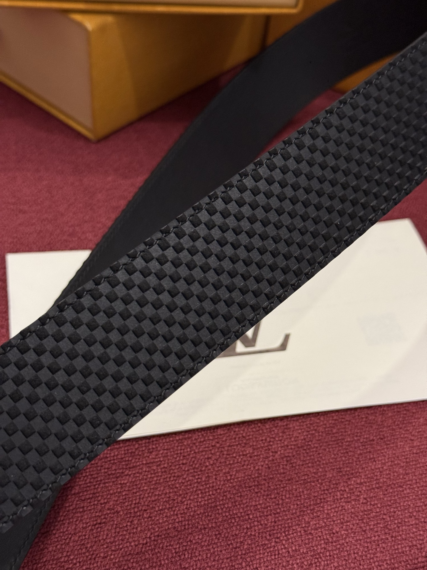 这款全黑LV Dimension Damier 40毫米双面腰带兼具个性与优雅。腰带扣以现代手法重新诠释了品牌首字母，并