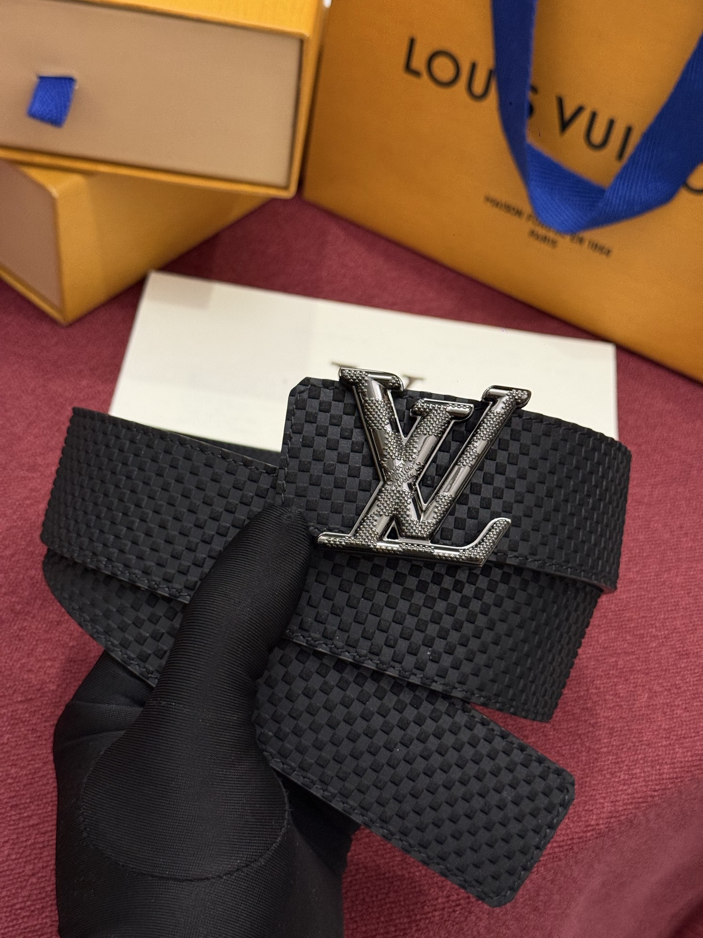 这款全黑LV Dimension Damier 40毫米双面腰带兼具个性与优雅。腰带扣以现代手法重新诠释了品牌首字母，并