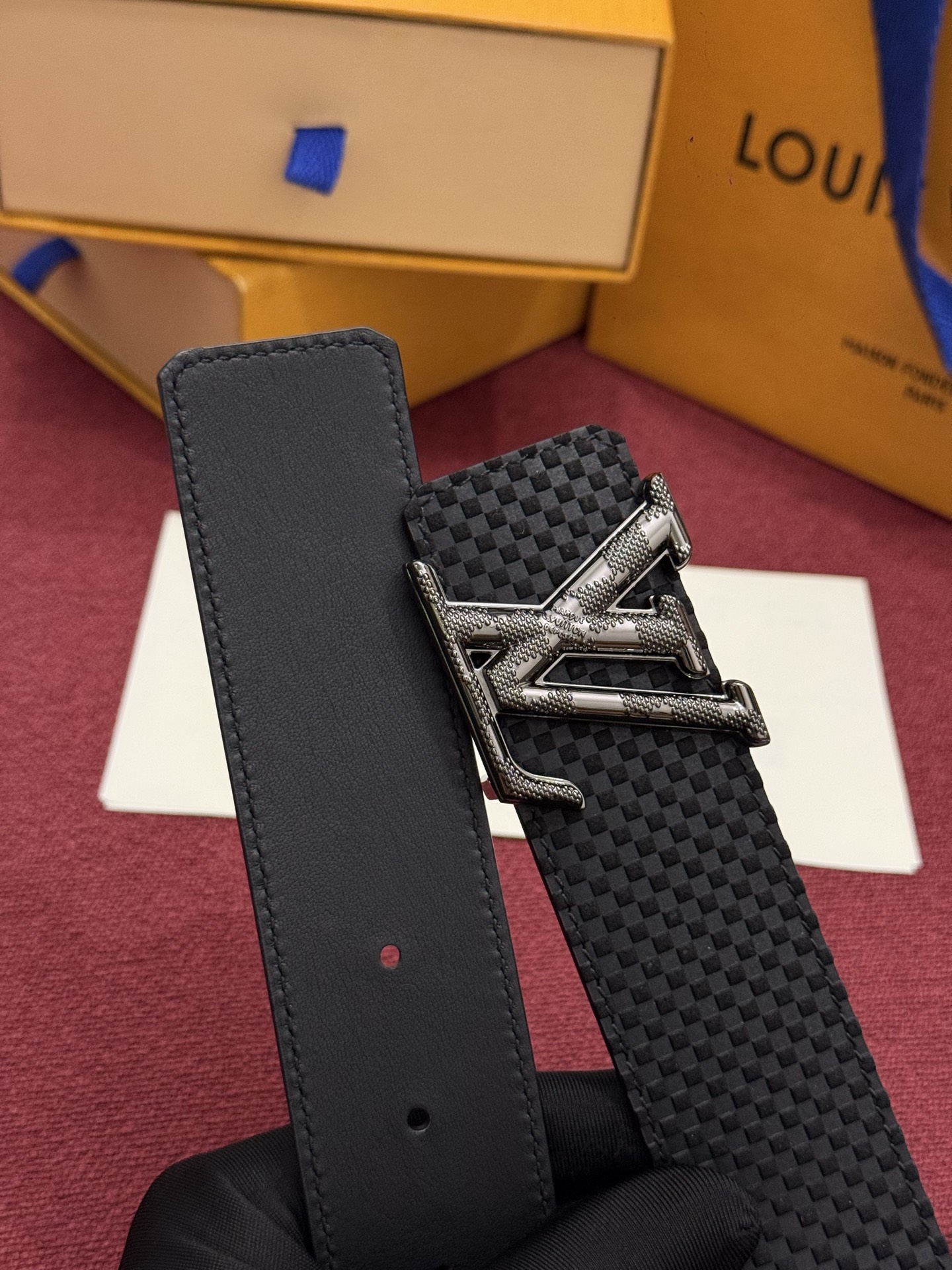 这款全黑LV Dimension Damier 40毫米双面腰带兼具个性与优雅。腰带扣以现代手法重新诠释了品牌首字母，并