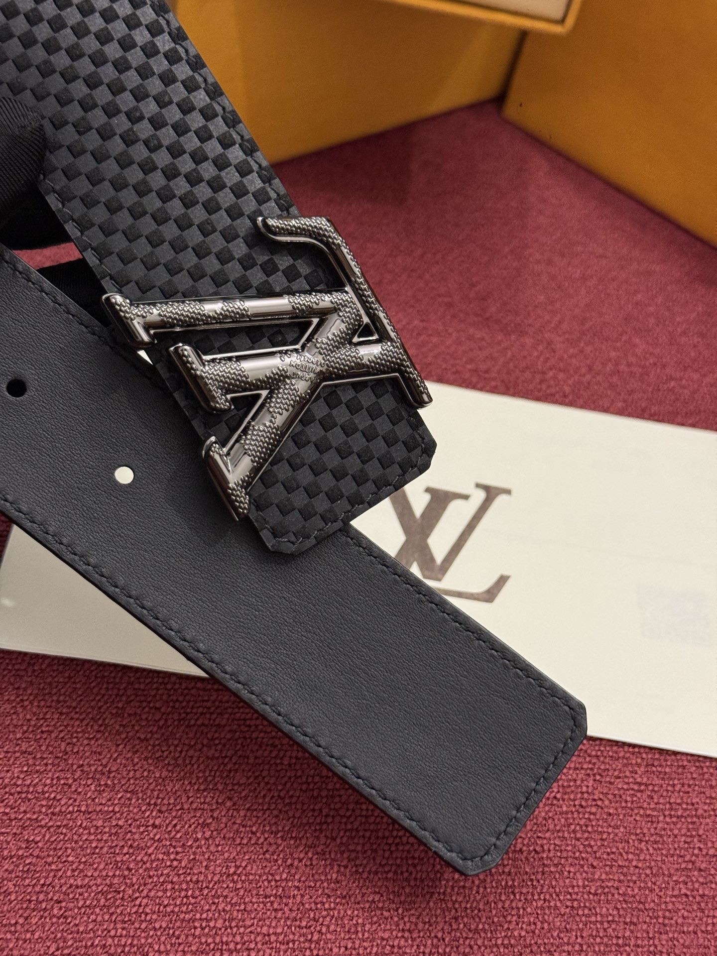 这款全黑LV Dimension Damier 40毫米双面腰带兼具个性与优雅。腰带扣以现代手法重新诠释了品牌首字母，并