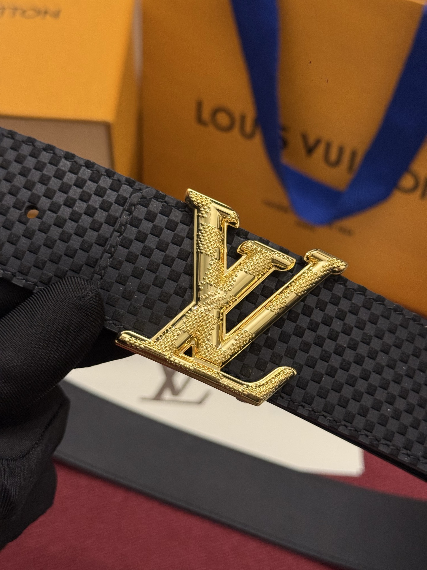 这款全黑LV Dimension Damier 40毫米双面腰带兼具个性与优雅。腰带扣以现代手法重新诠释了品牌首字母,并 这款全黑LV Dimension Damier 40毫米双面腰带兼具个性与优雅。腰带扣以现代手法重新诠释了品牌首字母,并