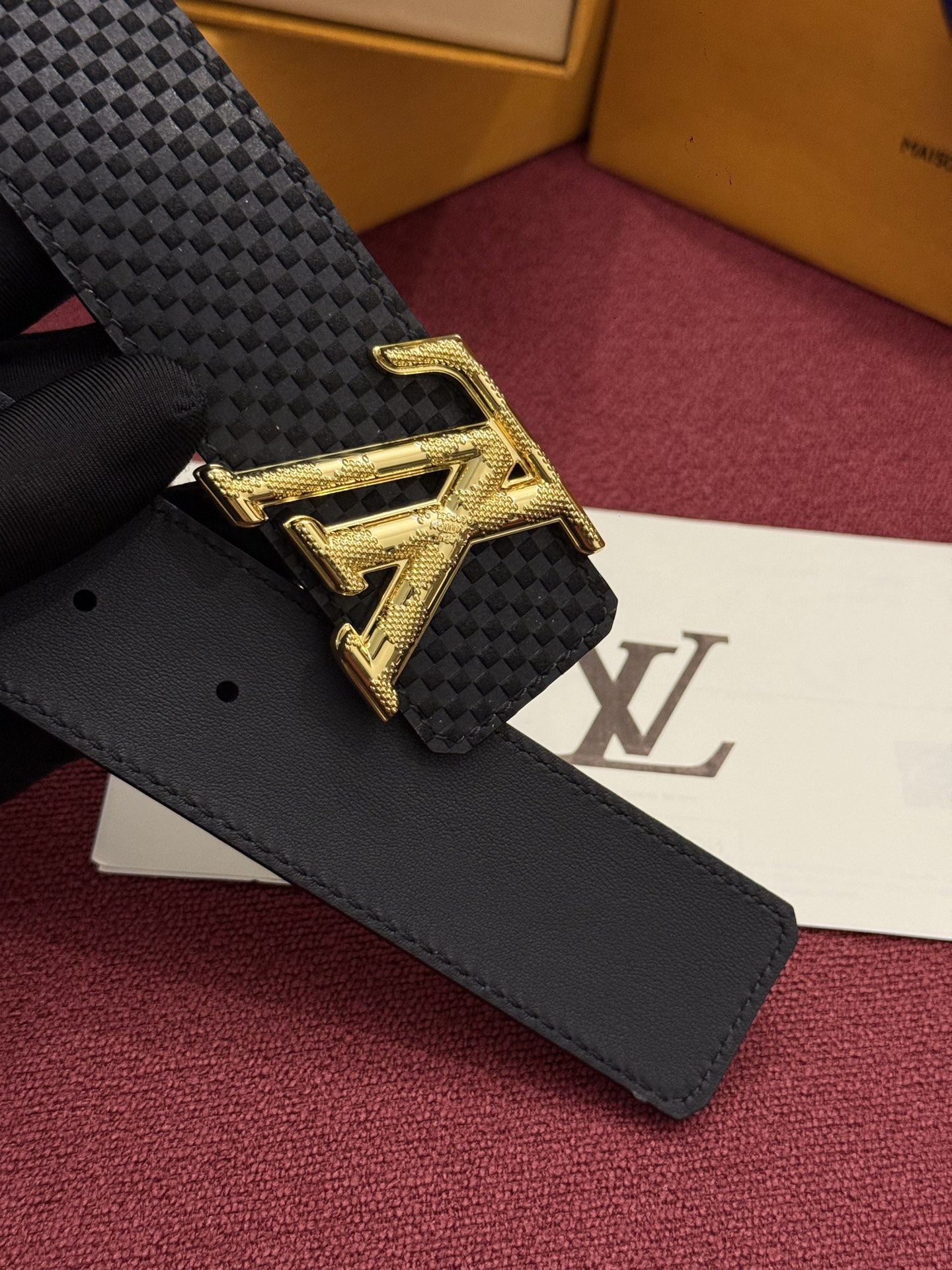 这款全黑LV Dimension Damier 40毫米双面腰带兼具个性与优雅。腰带扣以现代手法重新诠释了品牌首字母，并