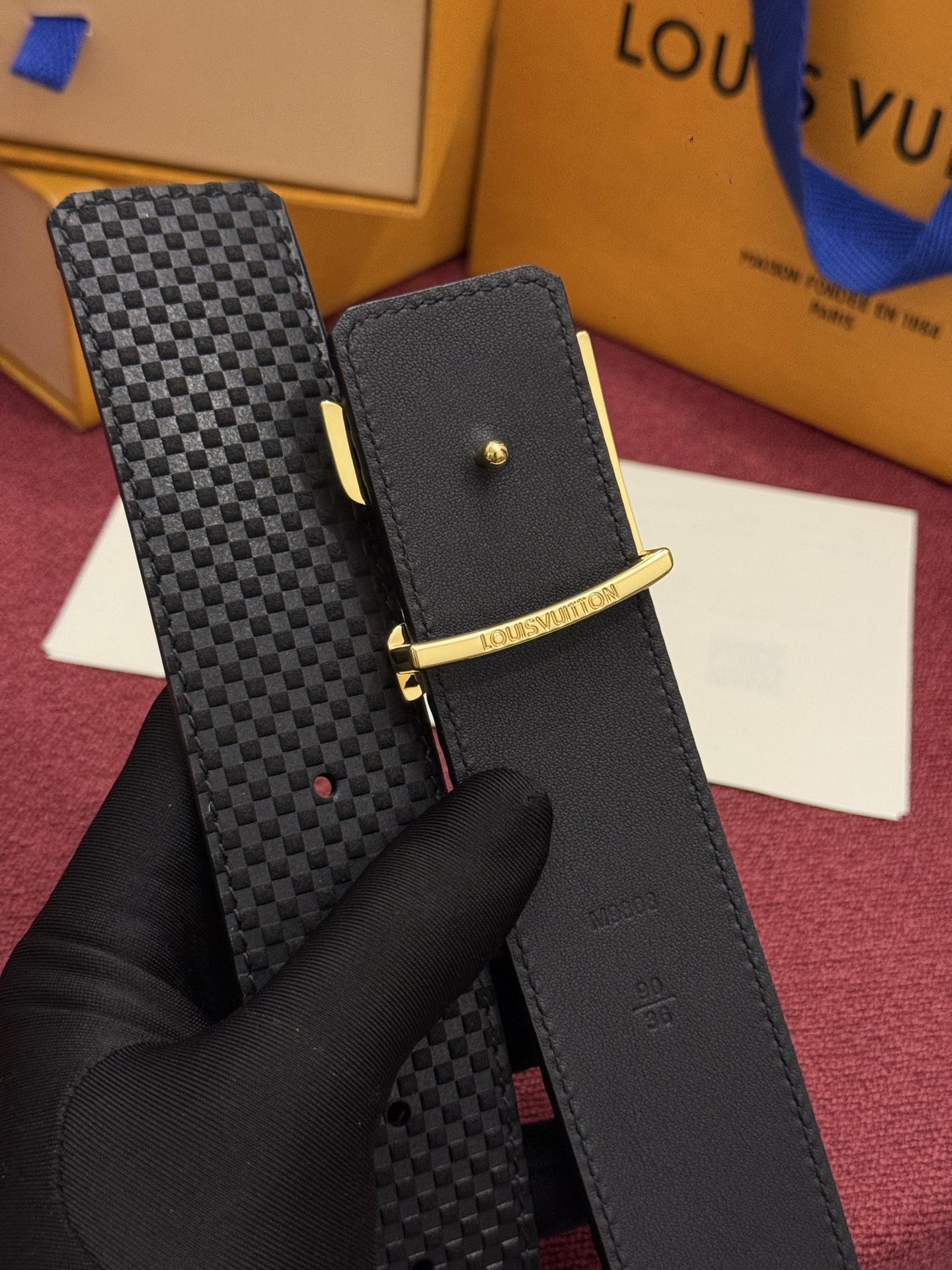 这款全黑LV Dimension Damier 40毫米双面腰带兼具个性与优雅。腰带扣以现代手法重新诠释了品牌首字母，并
