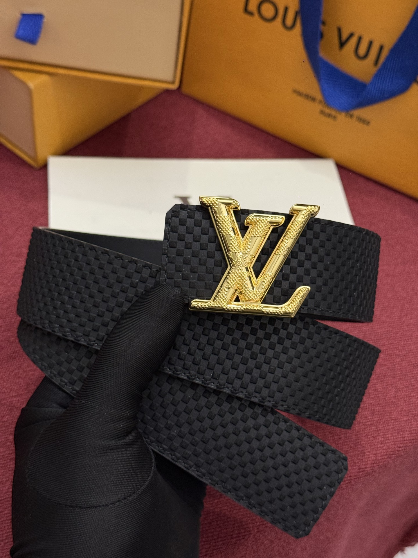 这款全黑LV Dimension Damier 40毫米双面腰带兼具个性与优雅。腰带扣以现代手法重新诠释了品牌首字母，并