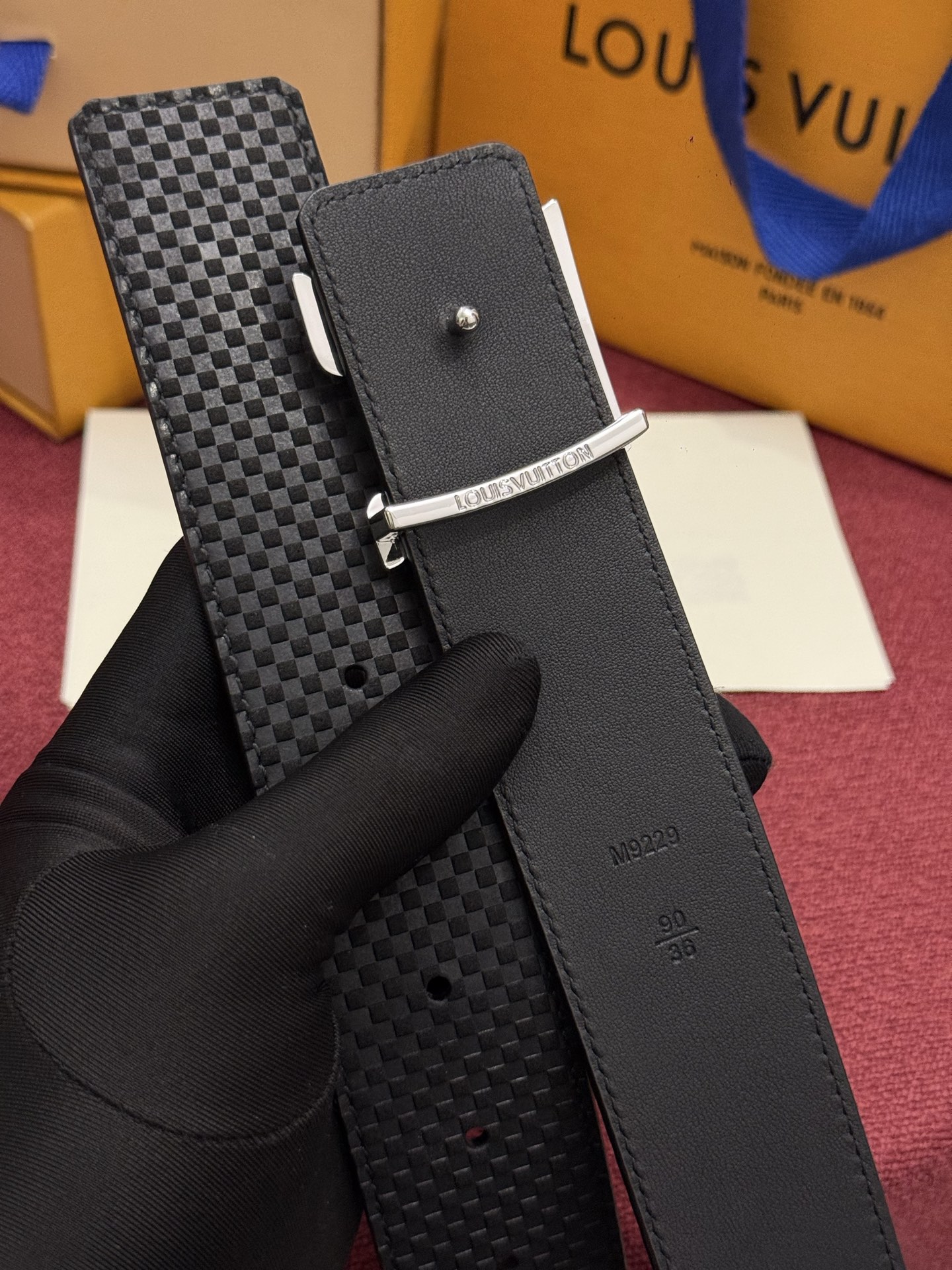 这款全黑LV Dimension Damier 40毫米双面腰带兼具个性与优雅。腰带扣以现代手法重新诠释了品牌首字母，并
