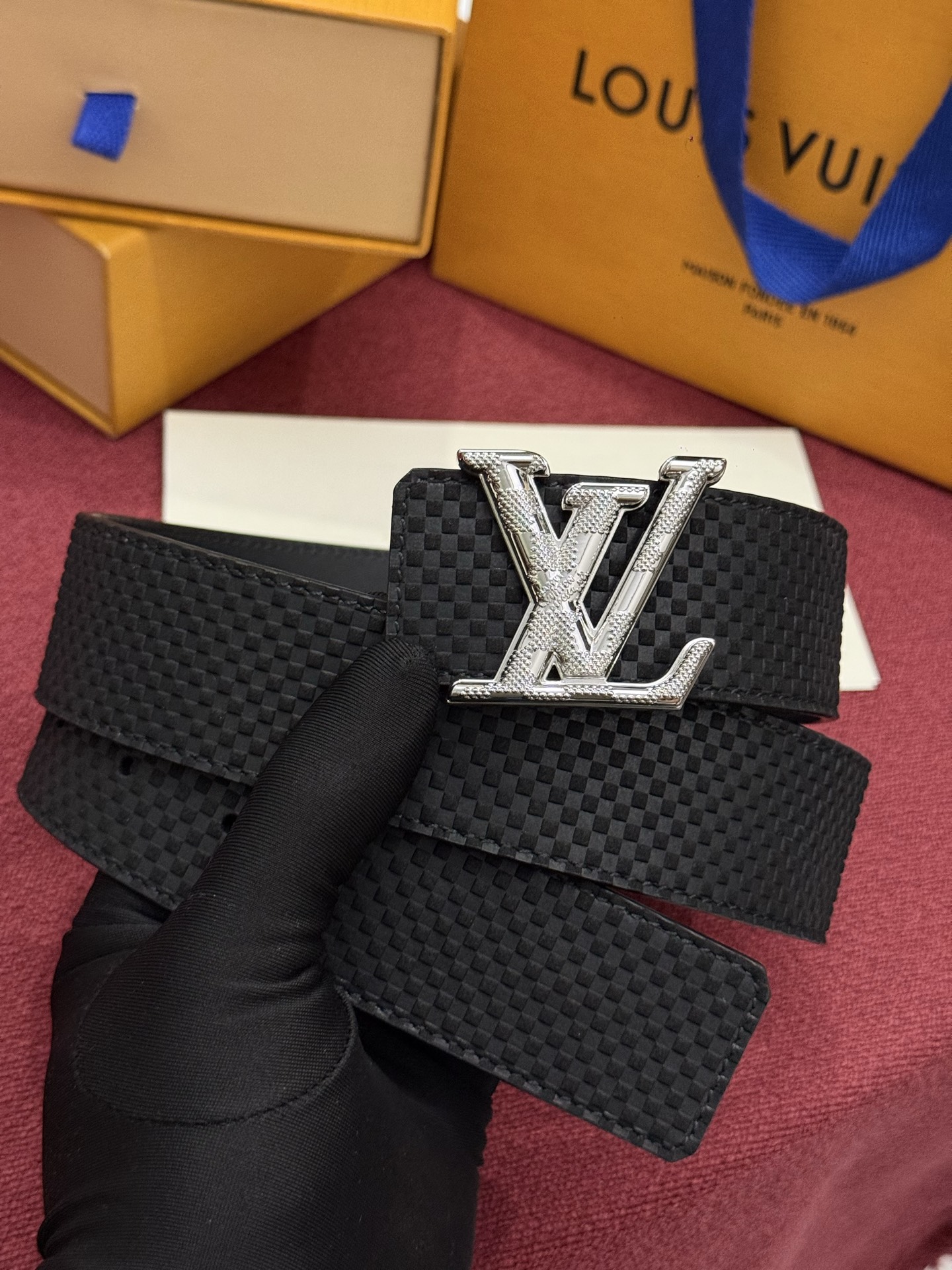 这款全黑LV Dimension Damier 40毫米双面腰带兼具个性与优雅。腰带扣以现代手法重新诠释了品牌首字母，并