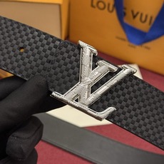 这款全黑LV Dimension Damier 40毫米双面腰带兼具个性与优雅。腰带扣以现代手法重新诠释了品牌首字母,并 这款全黑LV Dimension Damier 40毫米双面腰带兼具个性与优雅。腰带扣以现代手法重新诠释了品牌首字母,并