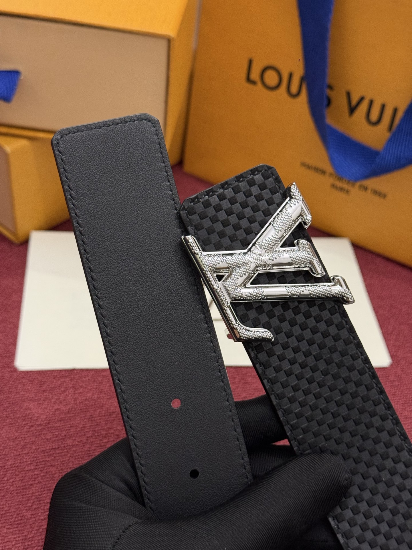 这款全黑LV Dimension Damier 40毫米双面腰带兼具个性与优雅。腰带扣以现代手法重新诠释了品牌首字母，并