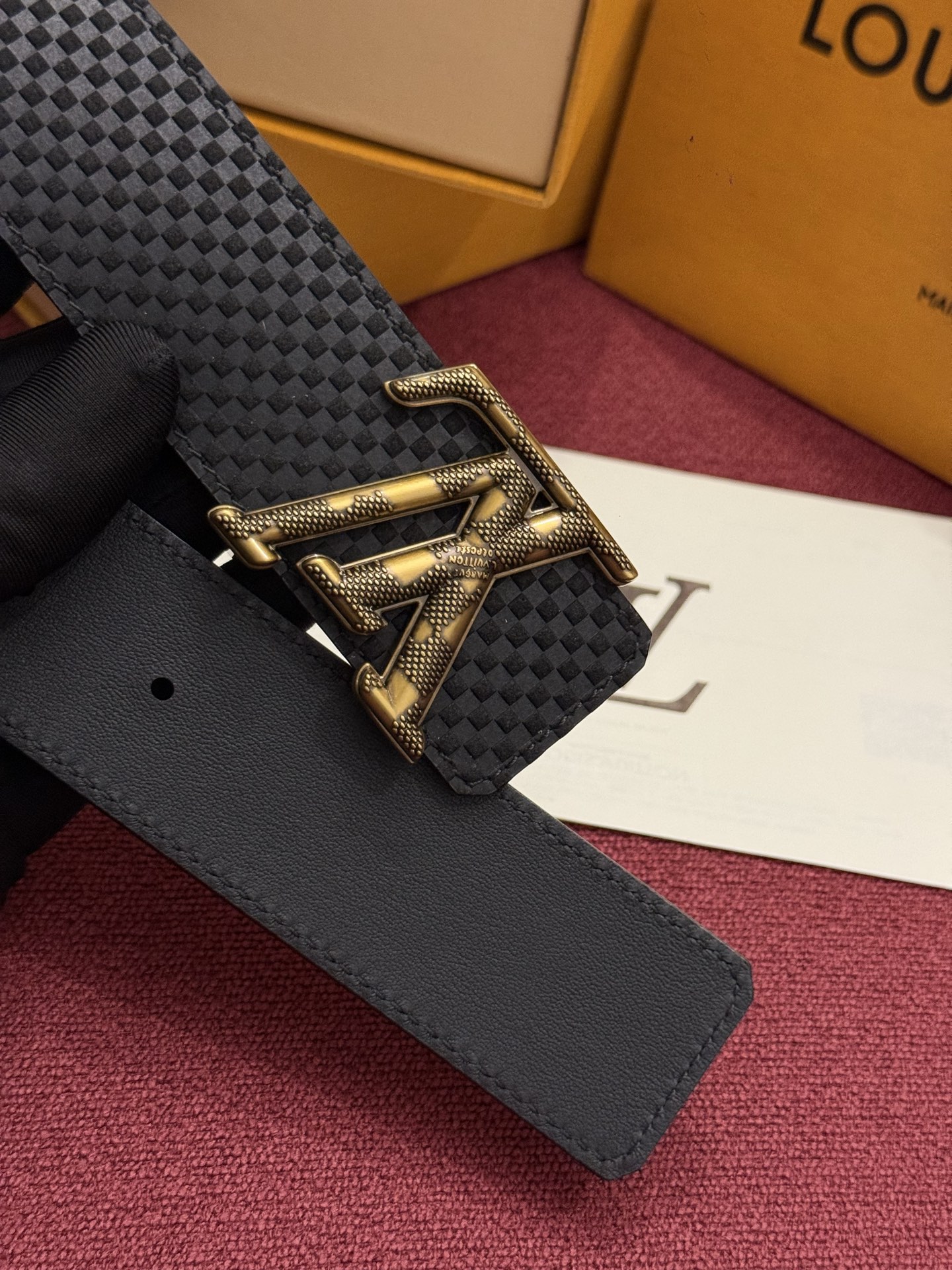 这款全黑LV Dimension Damier 40毫米双面腰带兼具个性与优雅。腰带扣以现代手法重新诠释了品牌首字母，并