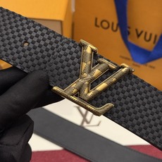这款全黑LV Dimension Damier 40毫米双面腰带兼具个性与优雅。腰带扣以现代手法重新诠释了品牌首字母,并 这款全黑LV Dimension Damier 40毫米双面腰带兼具个性与优雅。腰带扣以现代手法重新诠释了品牌首字母,并
