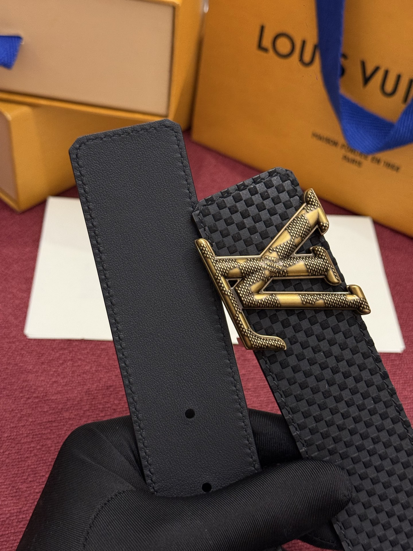 这款全黑LV Dimension Damier 40毫米双面腰带兼具个性与优雅。腰带扣以现代手法重新诠释了品牌首字母，并