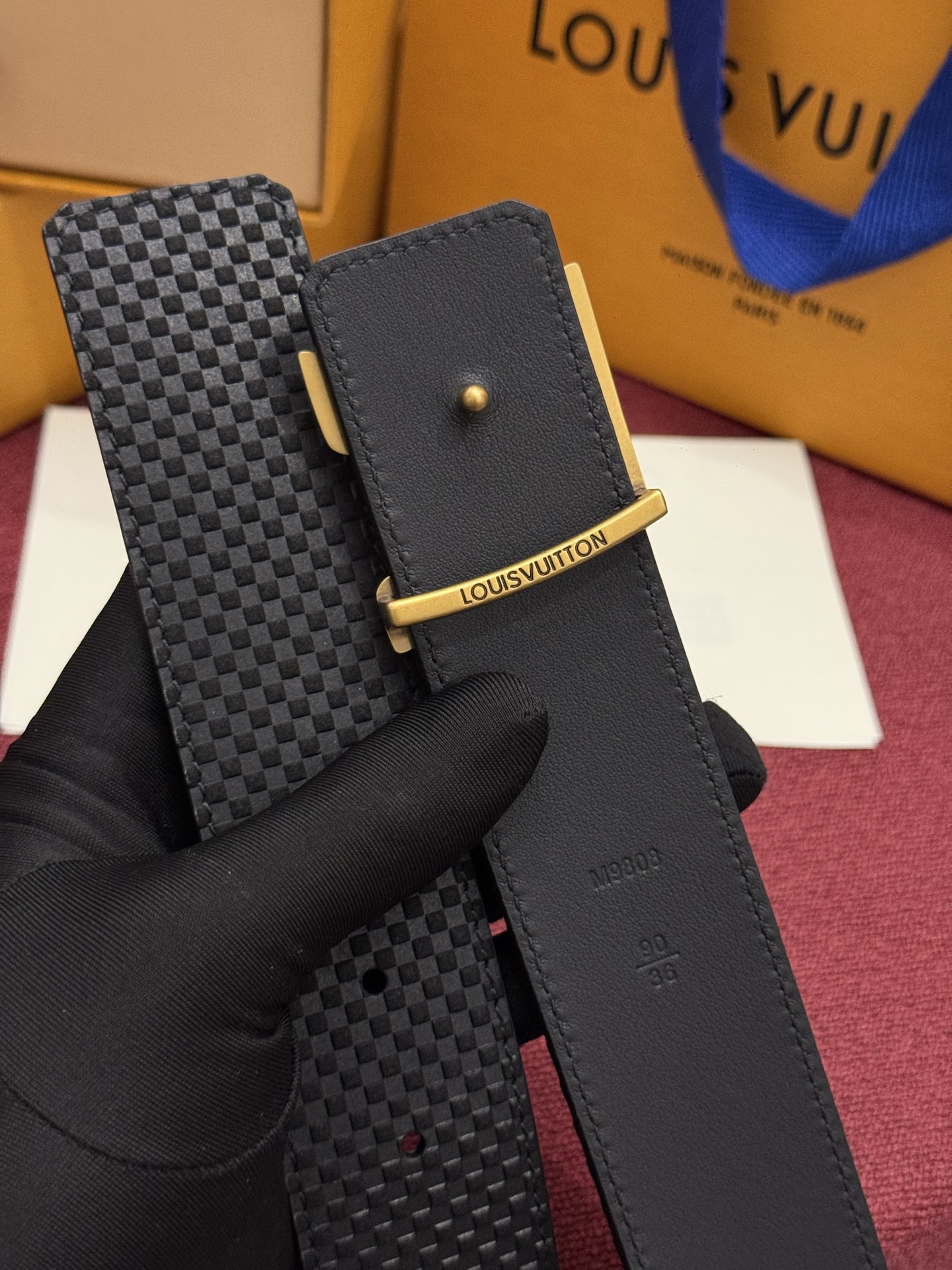 这款全黑LV Dimension Damier 40毫米双面腰带兼具个性与优雅。腰带扣以现代手法重新诠释了品牌首字母，并