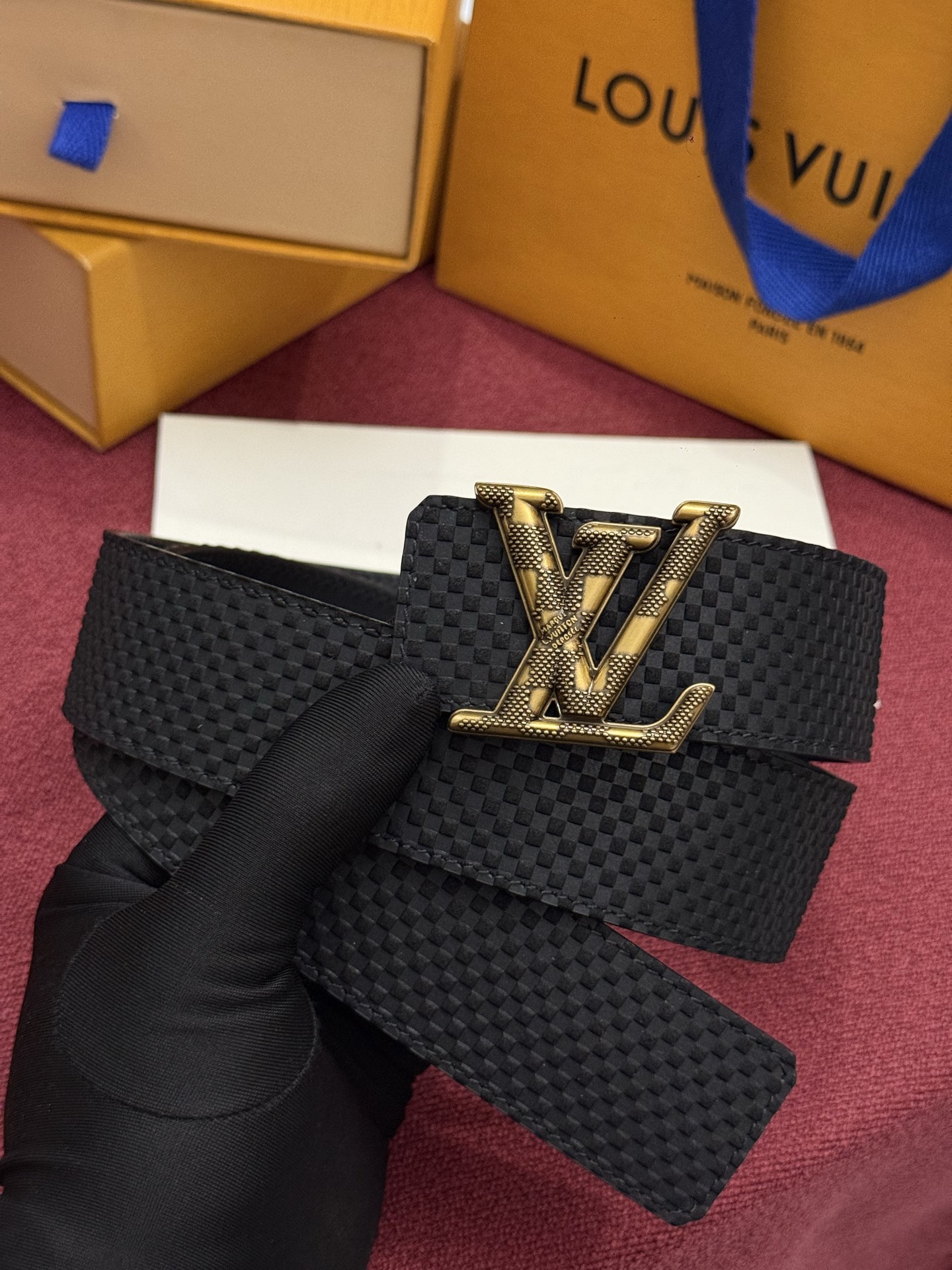 这款全黑LV Dimension Damier 40毫米双面腰带兼具个性与优雅。腰带扣以现代手法重新诠释了品牌首字母，并
