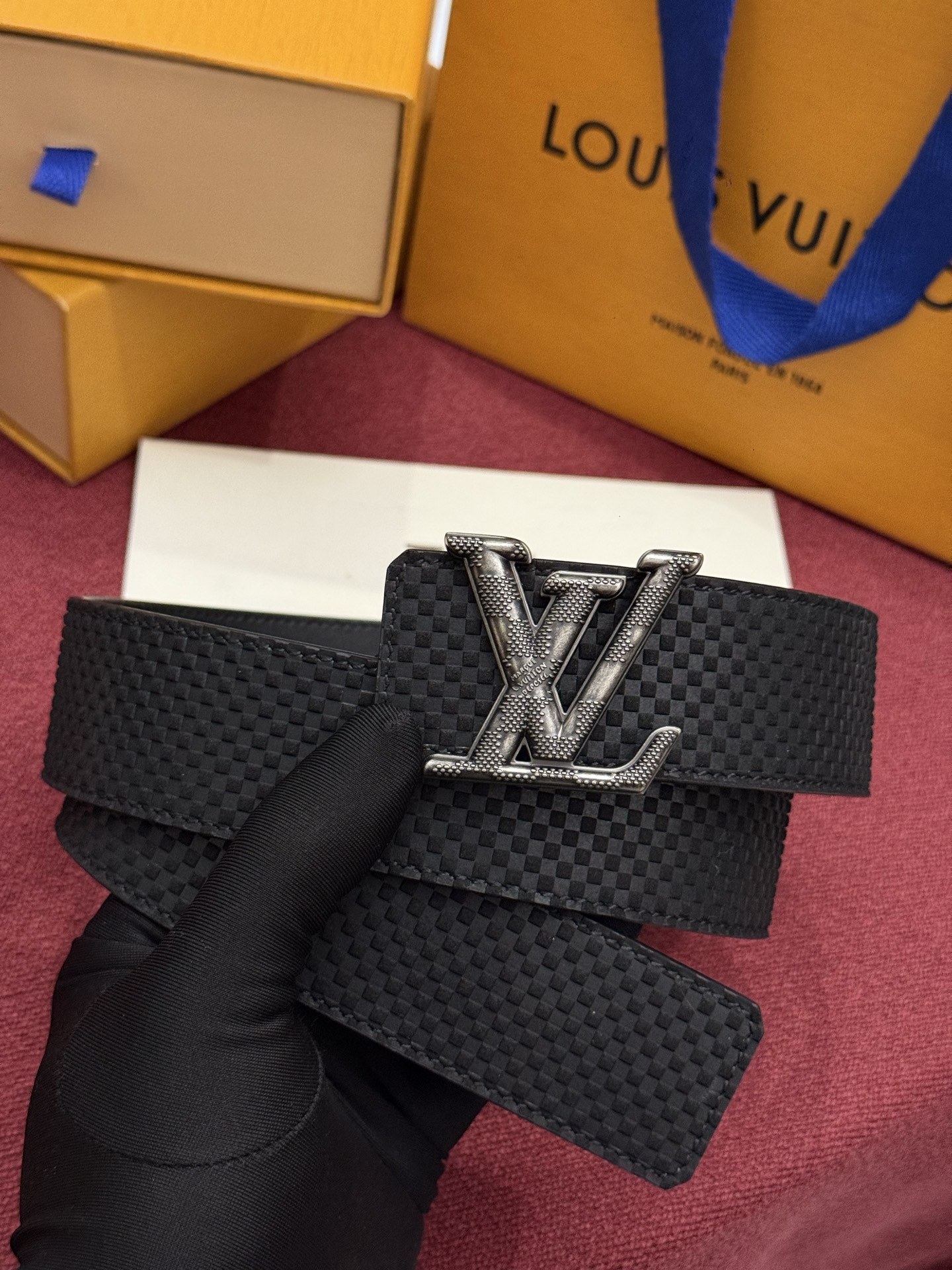 这款全黑LV Dimension Damier 40毫米双面腰带兼具个性与优雅。腰带扣以现代手法重新诠释了品牌首字母，并