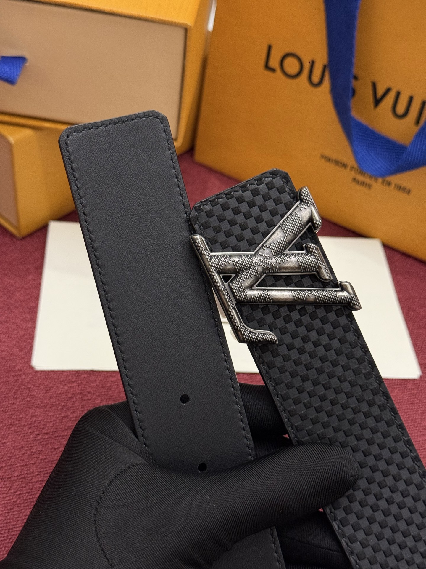 这款全黑LV Dimension Damier 40毫米双面腰带兼具个性与优雅。腰带扣以现代手法重新诠释了品牌首字母，并