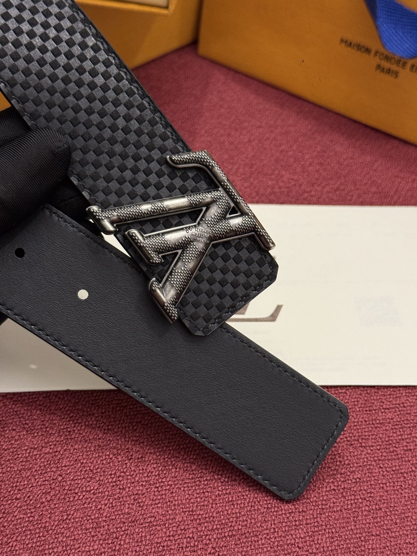 这款全黑LV Dimension Damier 40毫米双面腰带兼具个性与优雅。腰带扣以现代手法重新诠释了品牌首字母，并