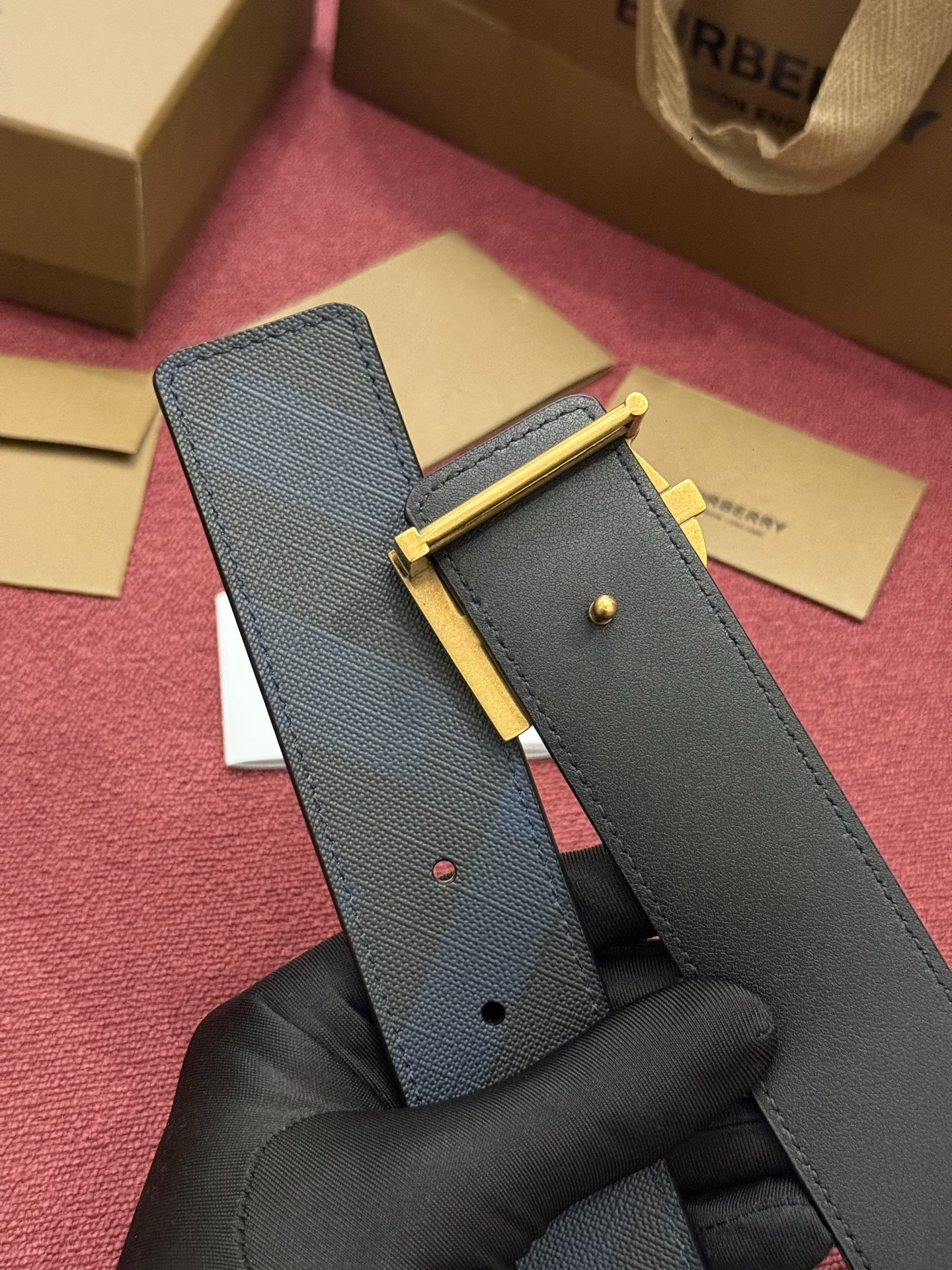 《Burberry》博柏利 格纹/牛皮 品质毋庸置疑 没有更好 只有最好  宽度4.0cm  内置NFC正品芯片感应验证