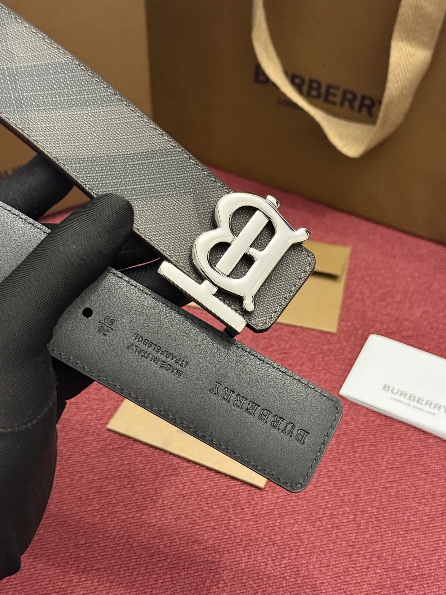 《Burberry》博柏利 格纹/牛皮 品质毋庸置疑 没有更好 只有最好  宽度4.0cm  内置NFC正品芯片感应验证