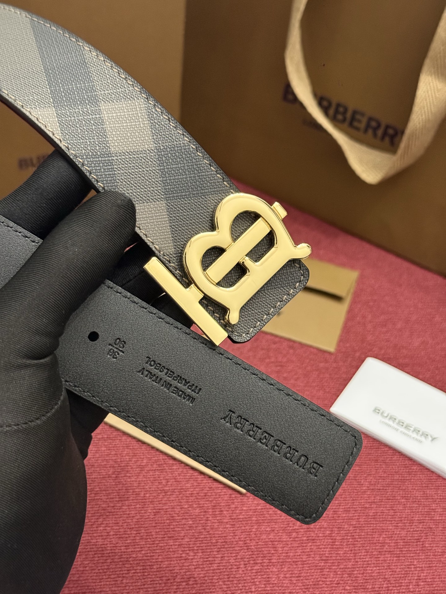 《Burberry》博柏利 格纹/牛皮 品质毋庸置疑 没有更好 只有最好  宽度4.0cm  内置NFC正品芯片感应验证