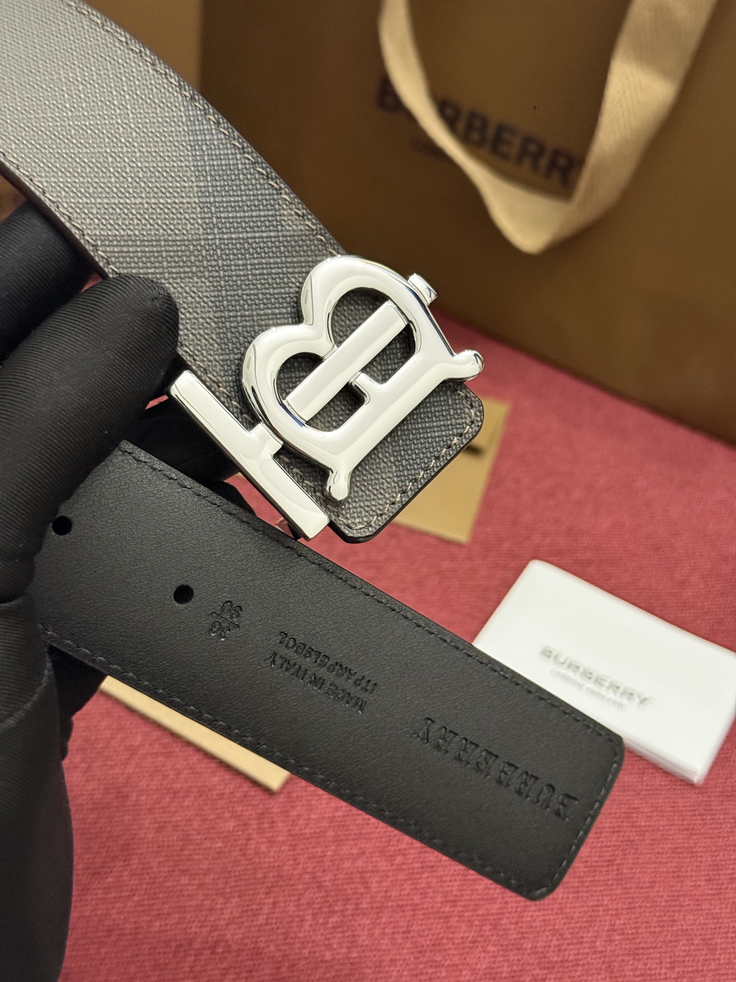 《Burberry》博柏利 格纹/牛皮 品质毋庸置疑 没有更好 只有最好  宽度4.0cm  内置NFC正品芯片感应验证