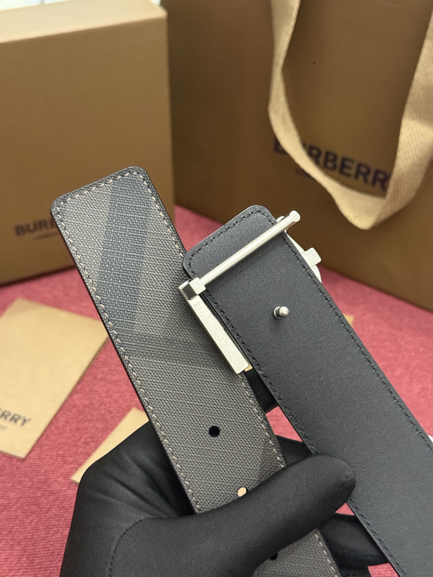 《Burberry》博柏利 格纹/牛皮 品质毋庸置疑 没有更好 只有最好  宽度4.0cm  内置NFC正品芯片感应验证