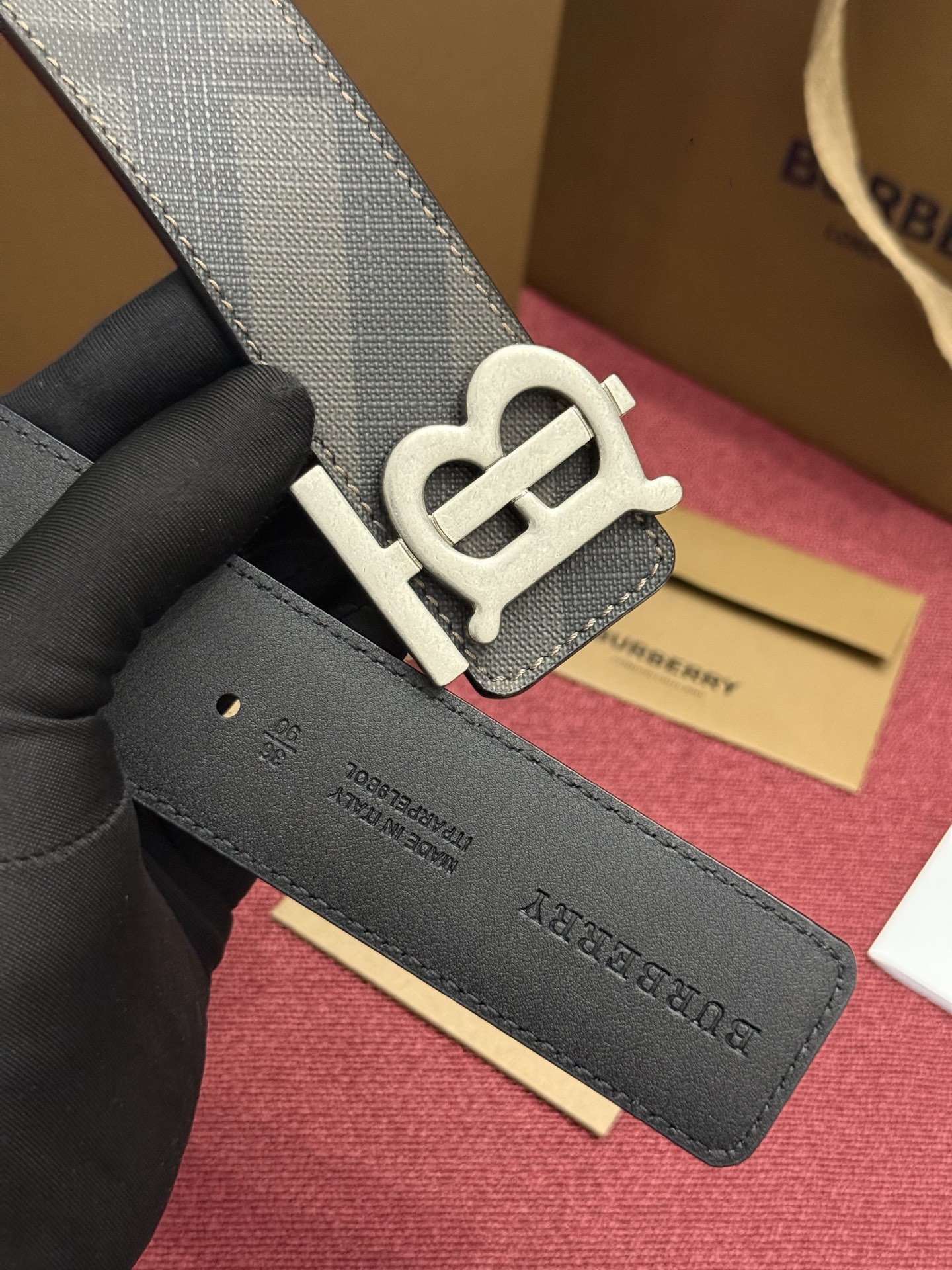 《Burberry》博柏利 格纹/牛皮 品质毋庸置疑 没有更好 只有最好  宽度4.0cm  内置NFC正品芯片感应验证