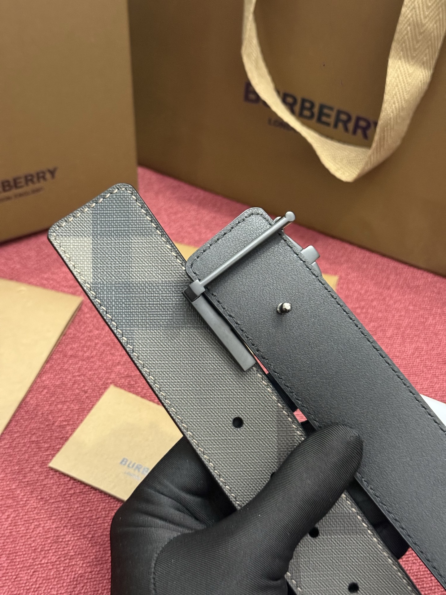 《Burberry》博柏利 格纹/牛皮 品质毋庸置疑 没有更好 只有最好  宽度4.0cm  内置NFC正品芯片感应验证