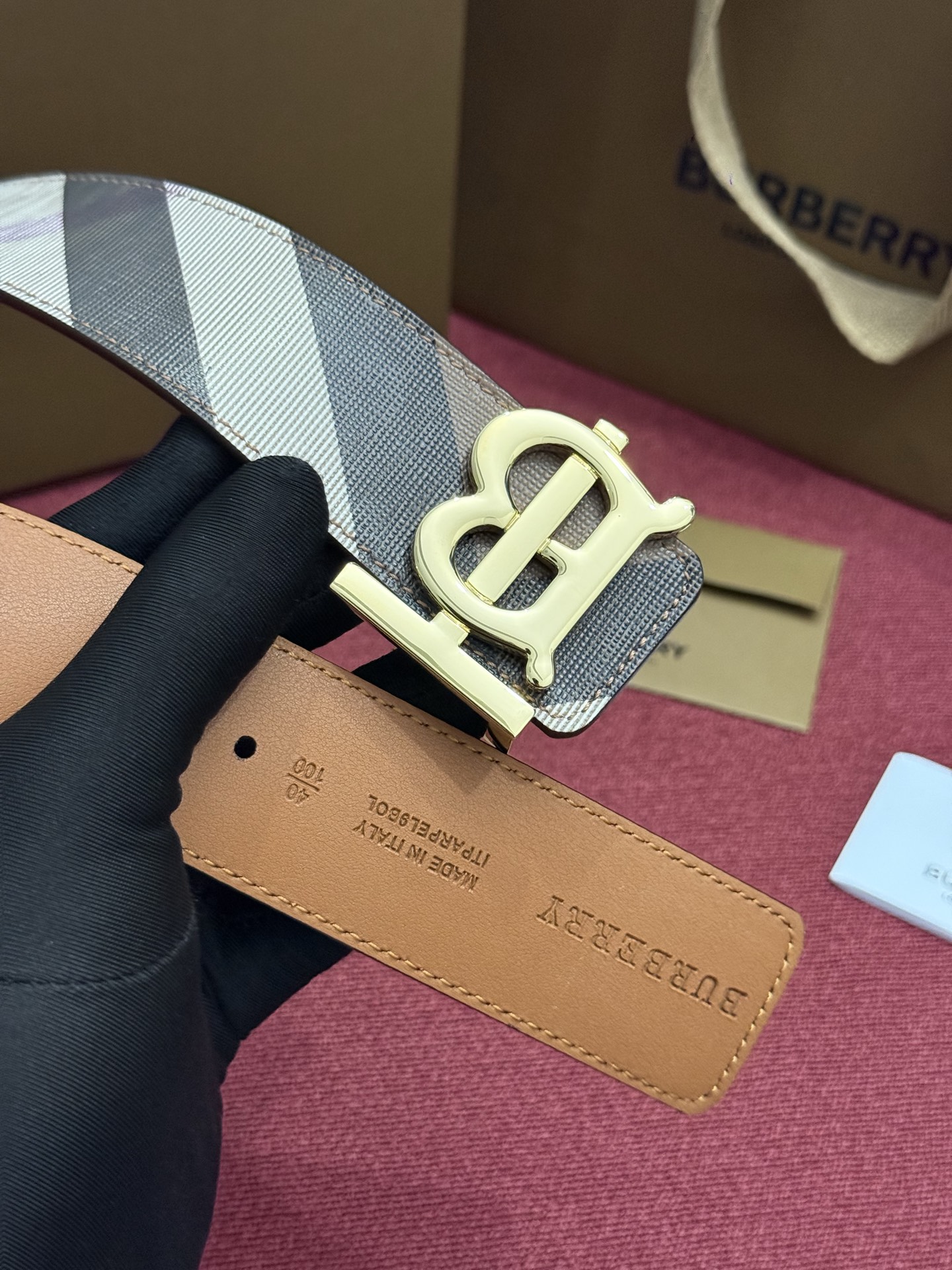 《Burberry》博柏利 格纹/牛皮 品质毋庸置疑 没有更好 只有最好  宽度4.0cm  内置NFC正品芯片感应验证