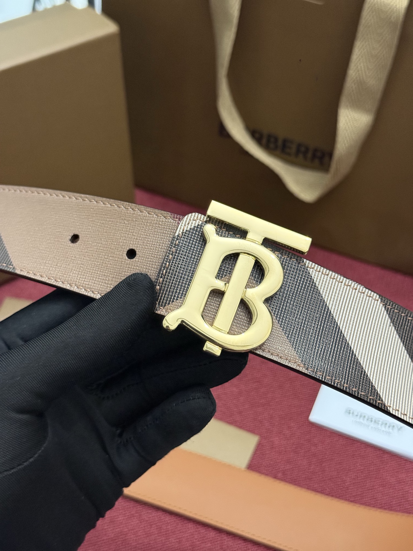 《Burberry》博柏利 格纹/牛皮 品质毋庸置疑 没有更好 只有最好  宽度4.0cm  内置NFC正品芯片感应验证