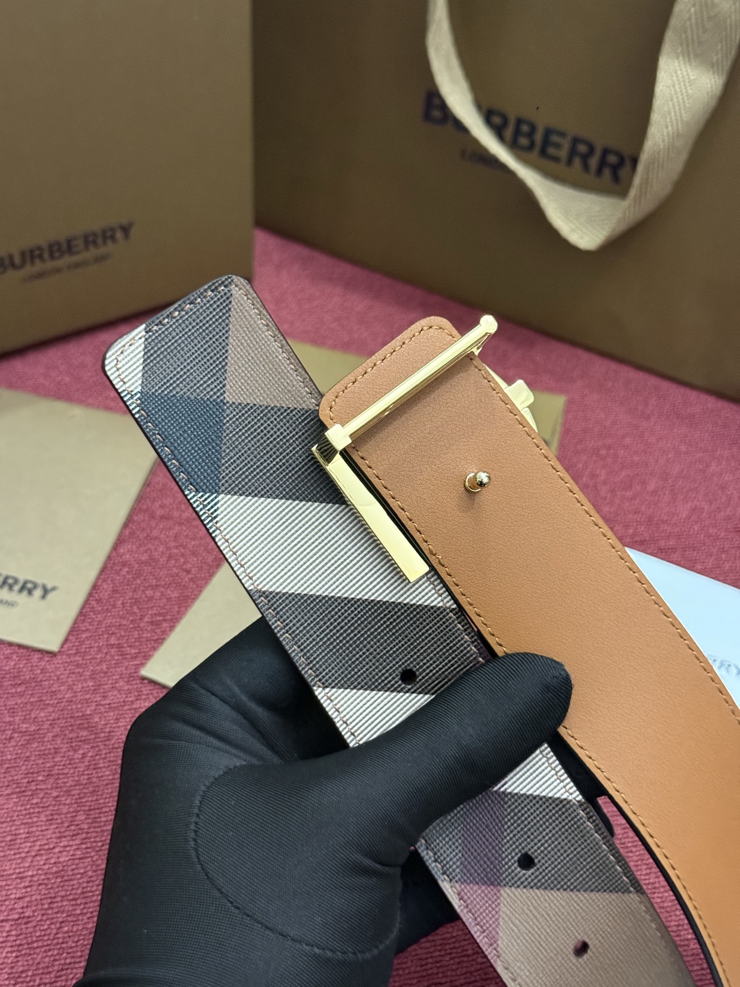 《Burberry》博柏利 格纹/牛皮 品质毋庸置疑 没有更好 只有最好  宽度4.0cm  内置NFC正品芯片感应验证