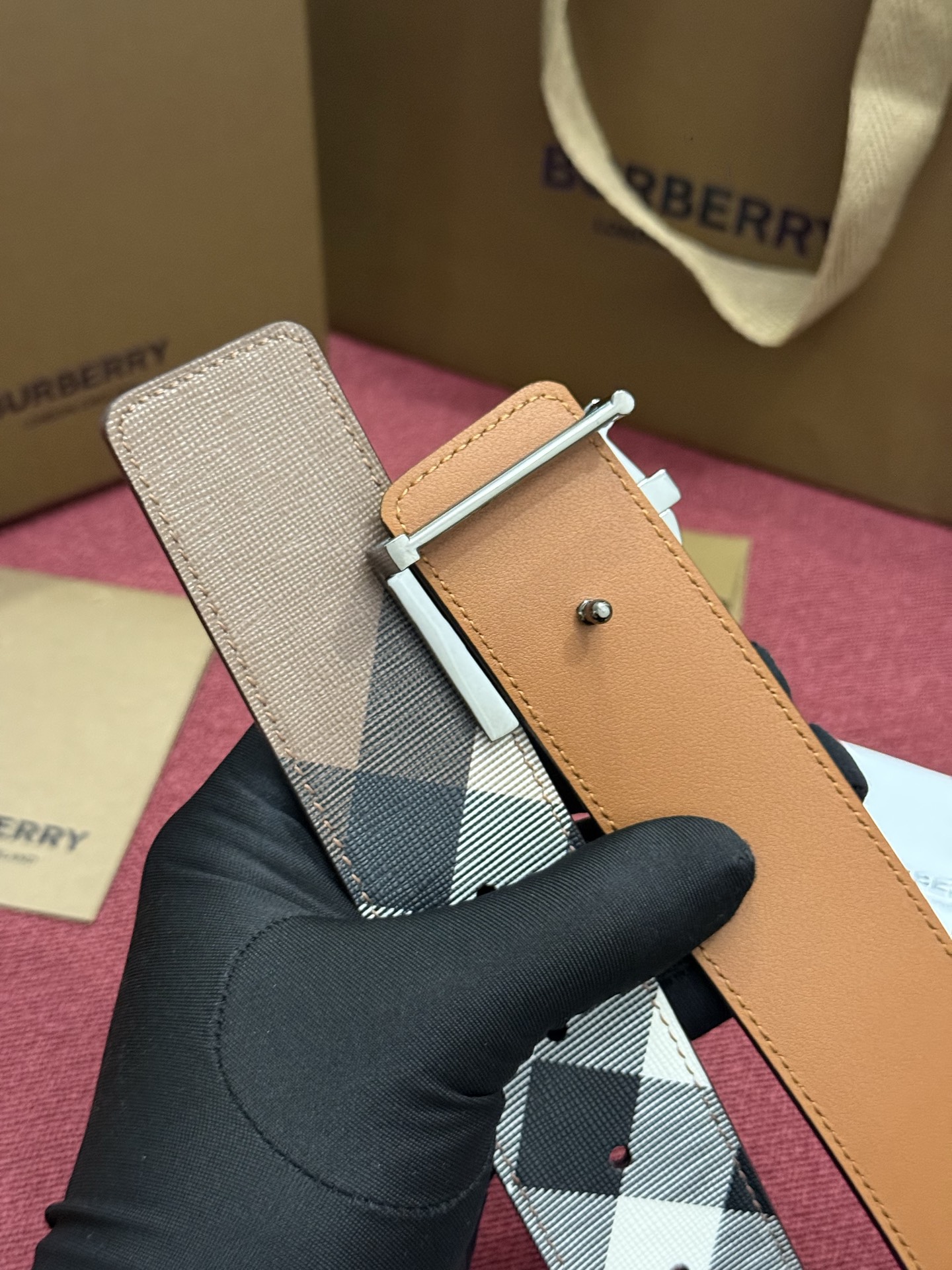 《Burberry》博柏利 格纹/牛皮 品质毋庸置疑 没有更好 只有最好  宽度4.0cm  内置NFC正品芯片感应验证