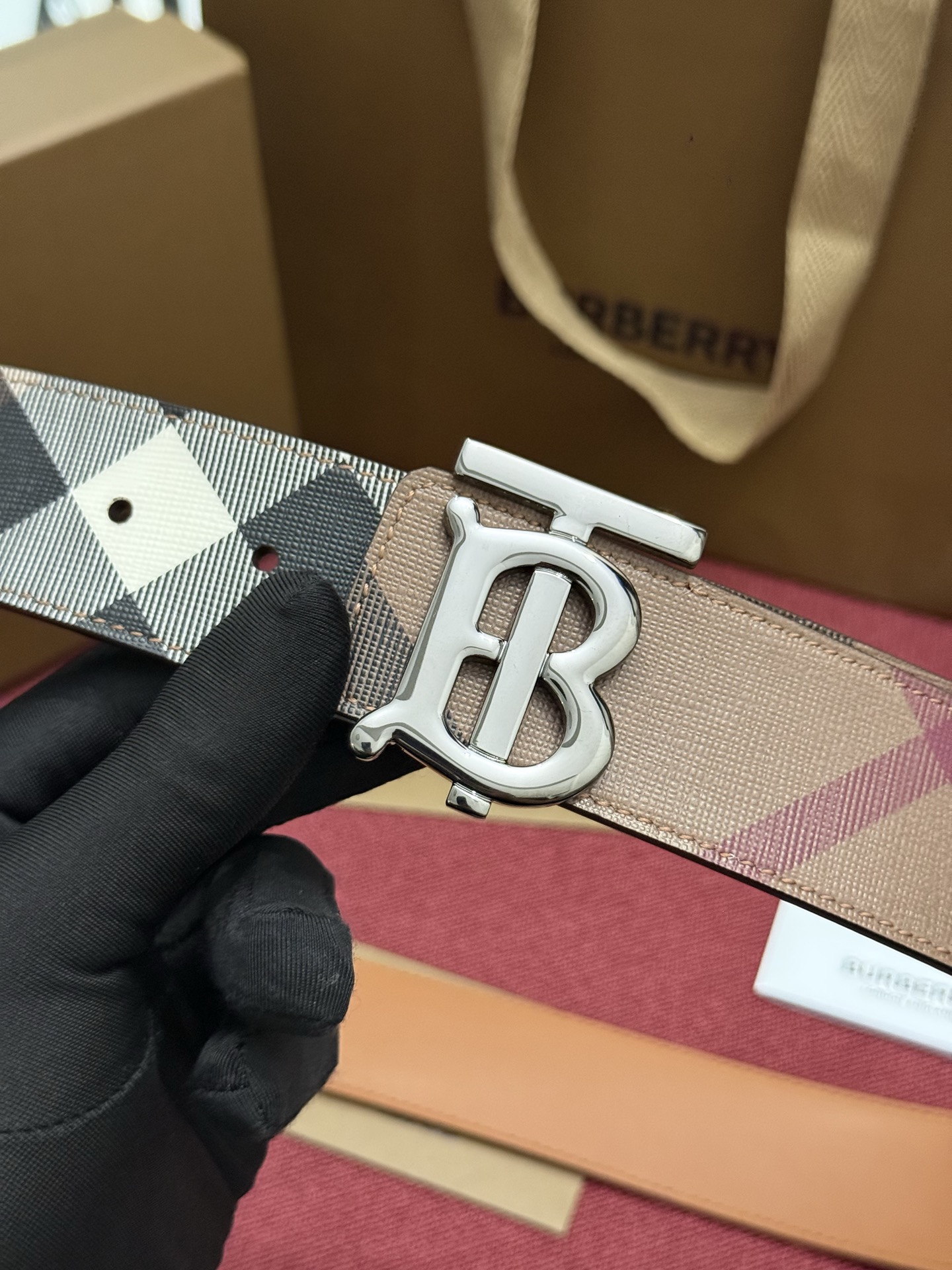 《Burberry》博柏利 格纹/牛皮 品质毋庸置疑 没有更好 只有最好  宽度4.0cm  内置NFC正品芯片感应验证