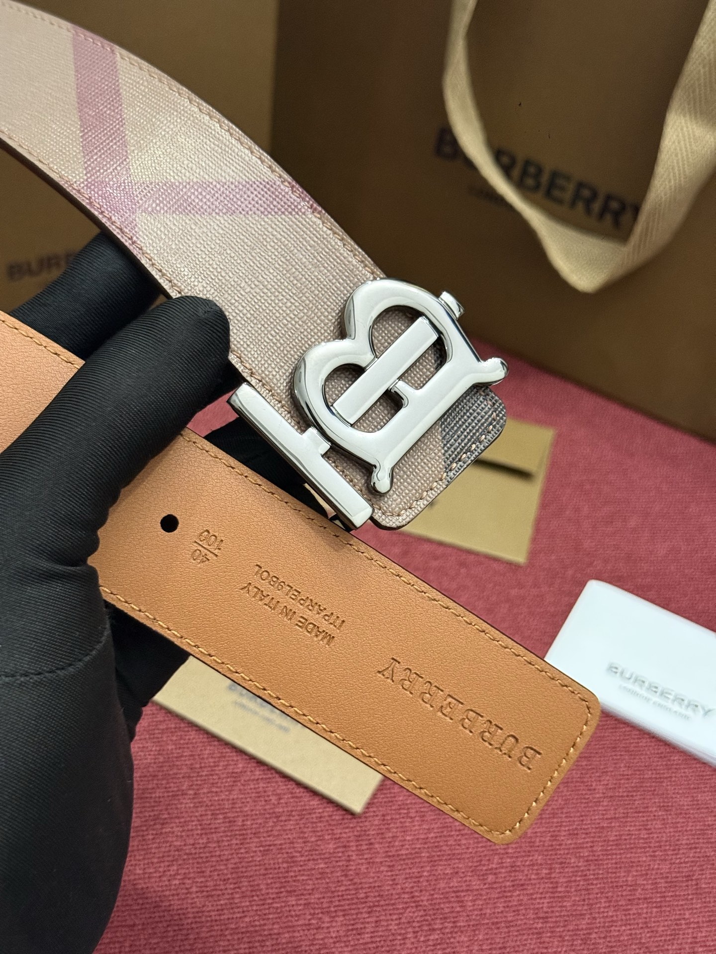 《Burberry》博柏利 格纹/牛皮 品质毋庸置疑 没有更好 只有最好  宽度4.0cm  内置NFC正品芯片感应验证
