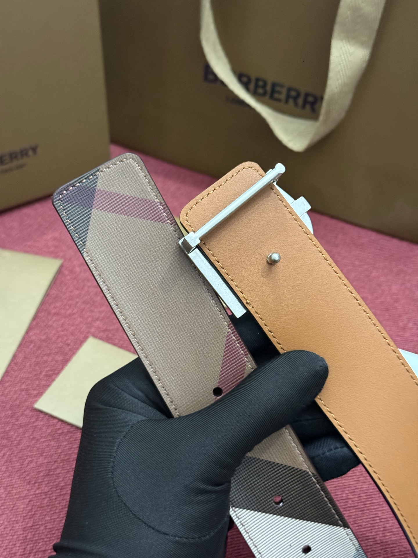 《Burberry》博柏利 格纹/牛皮 品质毋庸置疑 没有更好 只有最好  宽度4.0cm  内置NFC正品芯片感应验证