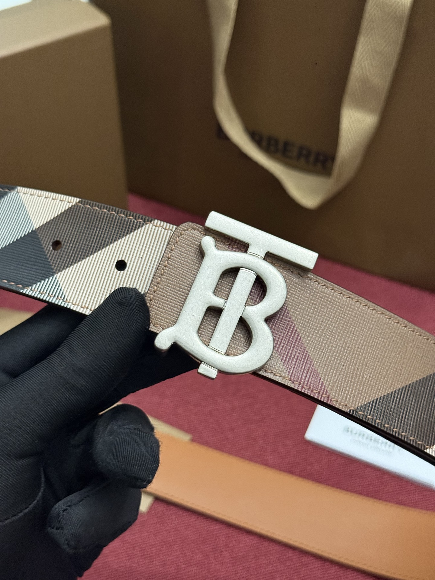 《Burberry》博柏利 格纹/牛皮 品质毋庸置疑 没有更好 只有最好  宽度4.0cm  内置NFC正品芯片感应验证