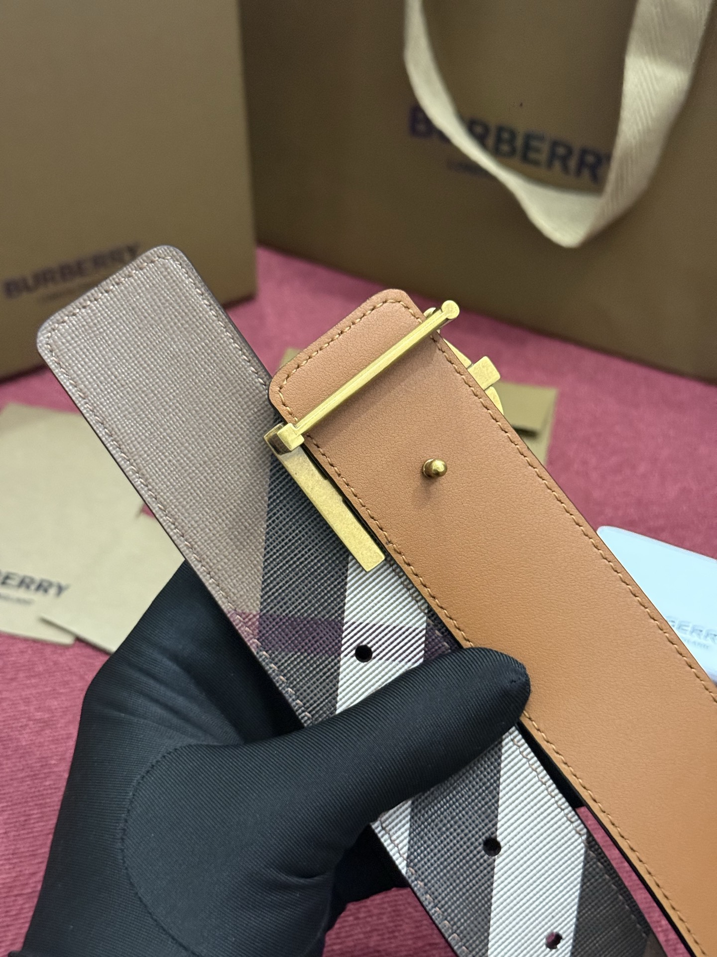 《Burberry》博柏利 格纹/牛皮 品质毋庸置疑 没有更好 只有最好  宽度4.0cm  内置NFC正品芯片感应验证