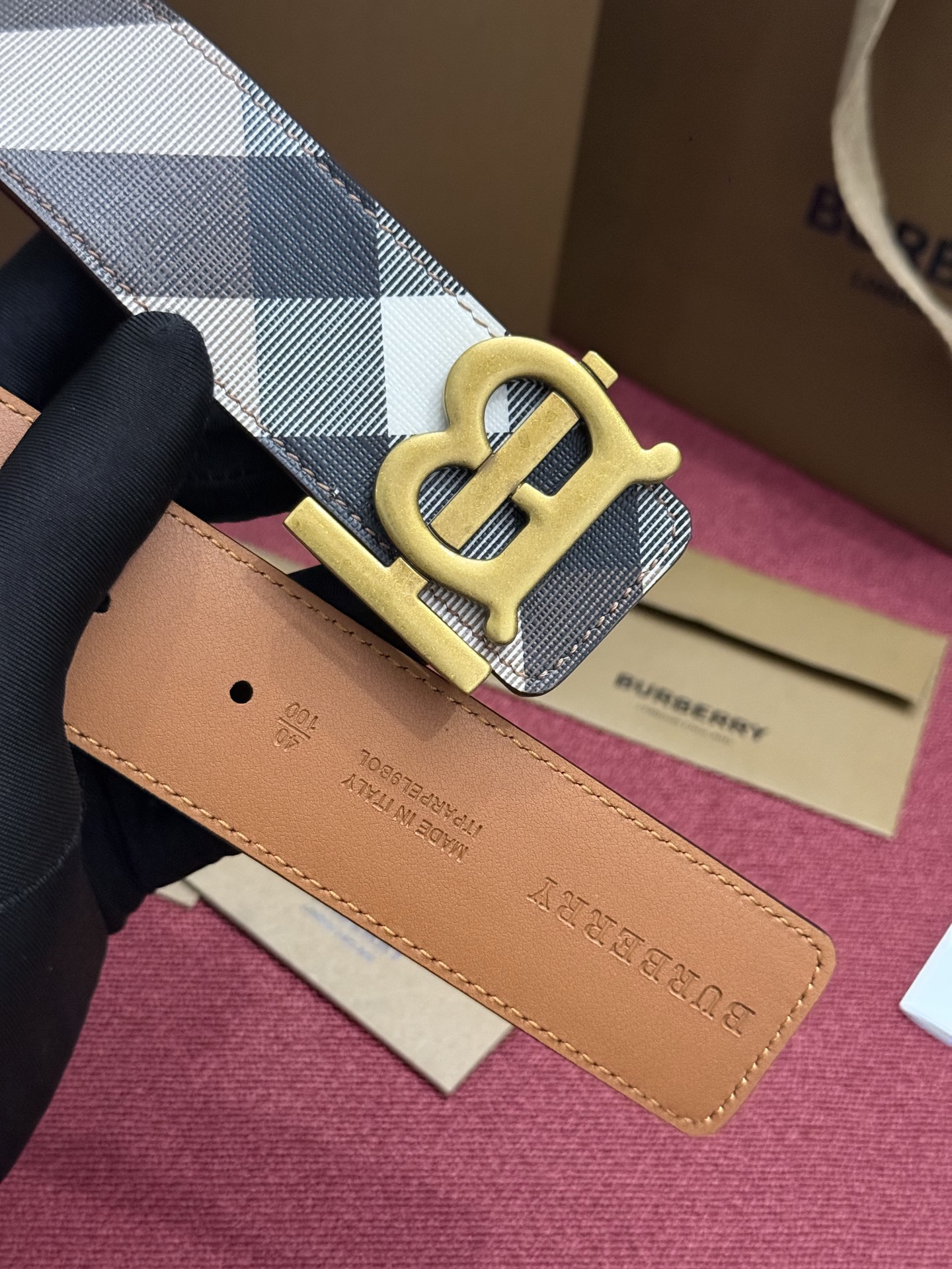 《Burberry》博柏利 格纹/牛皮 品质毋庸置疑 没有更好 只有最好  宽度4.0cm  内置NFC正品芯片感应验证