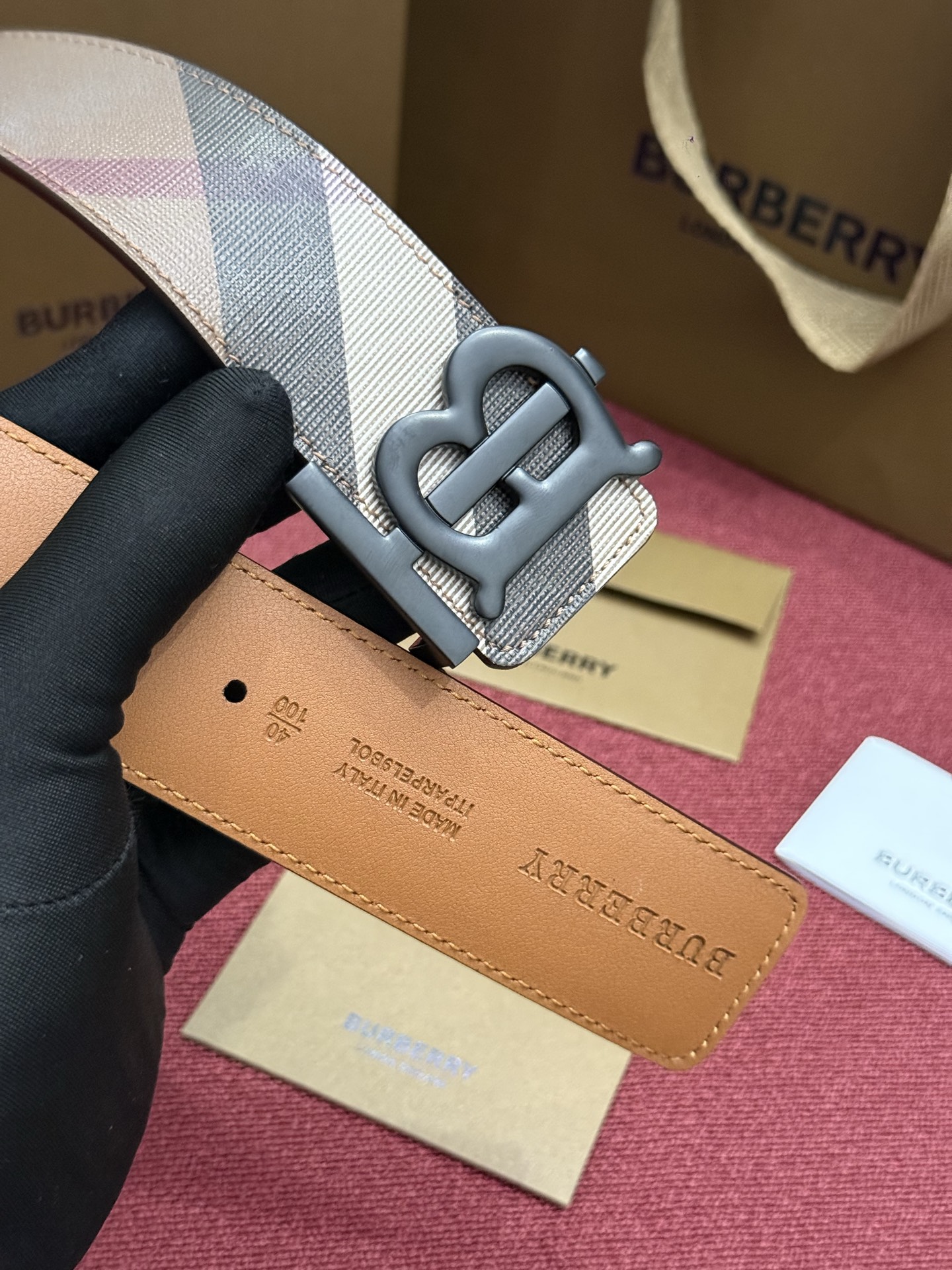 《Burberry》博柏利 格纹/牛皮 品质毋庸置疑 没有更好 只有最好  宽度4.0cm  内置NFC正品芯片感应验证