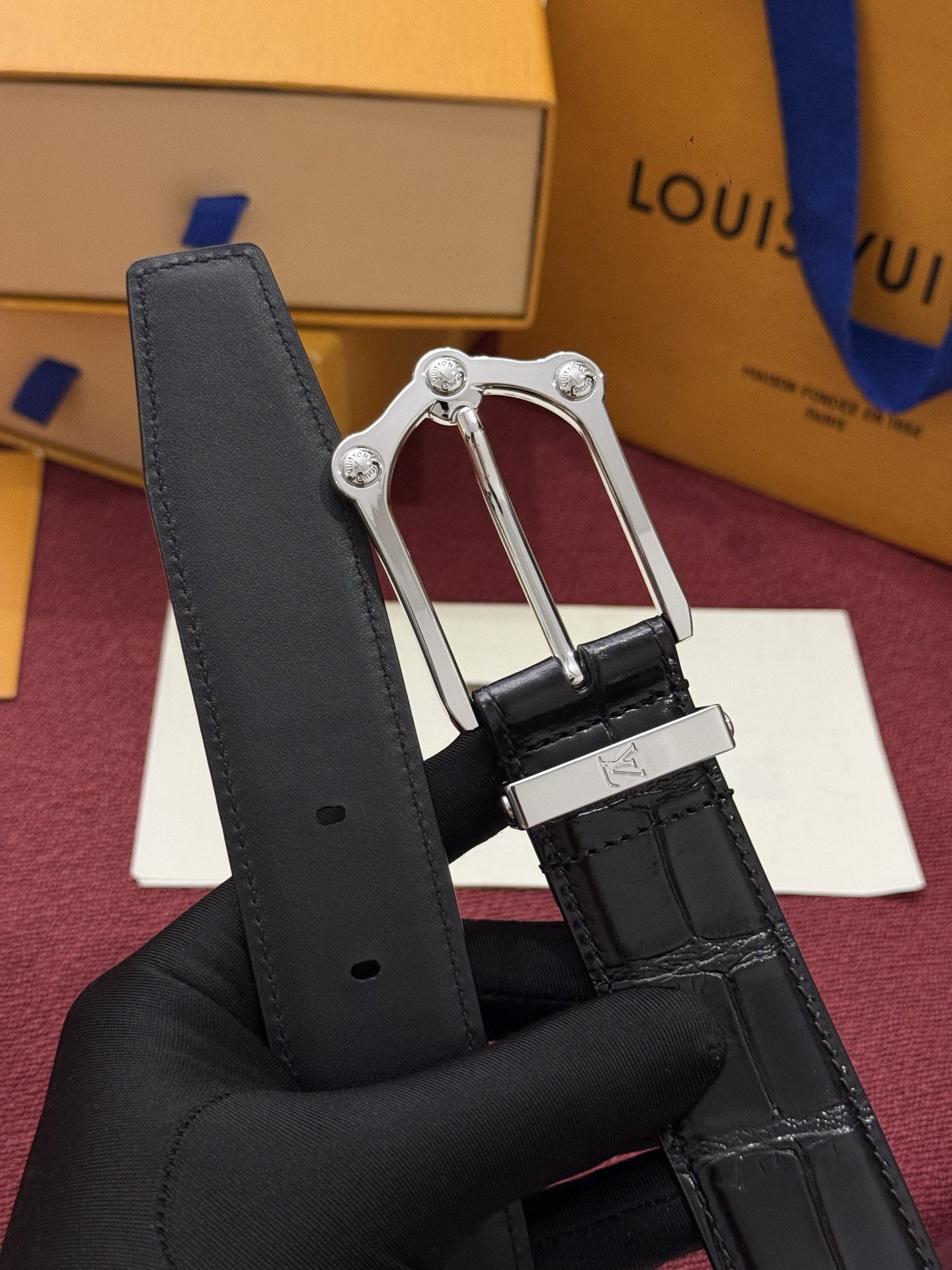 The Frog 3.5mm Reversible Belt in Crocodile是一款优雅且富有感染力的作品。带有