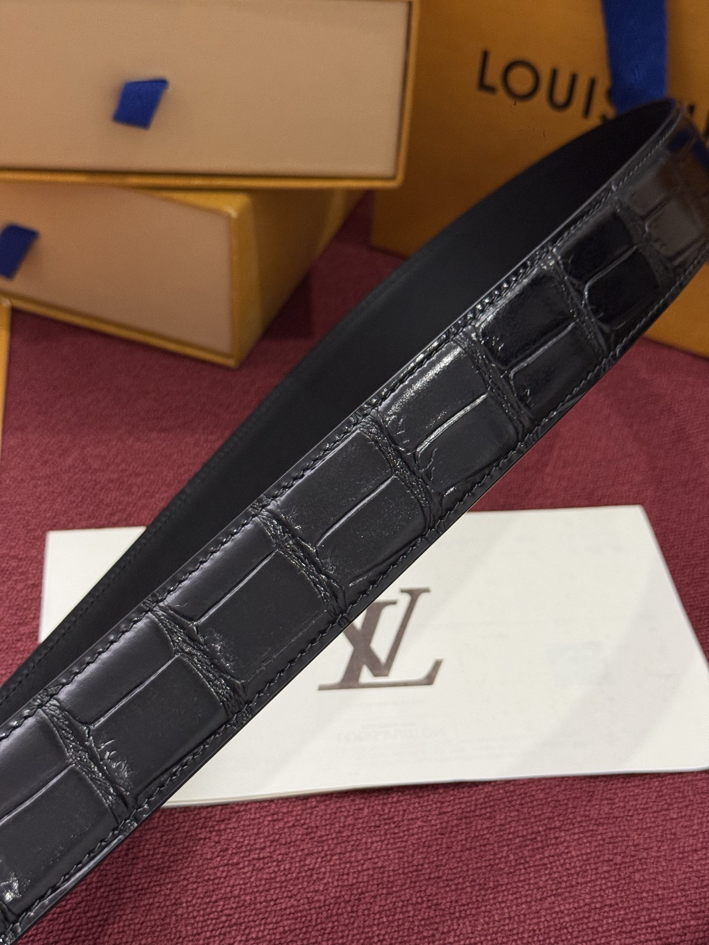 The Frog 3.5mm Reversible Belt in Crocodile是一款优雅且富有感染力的作品。带有
