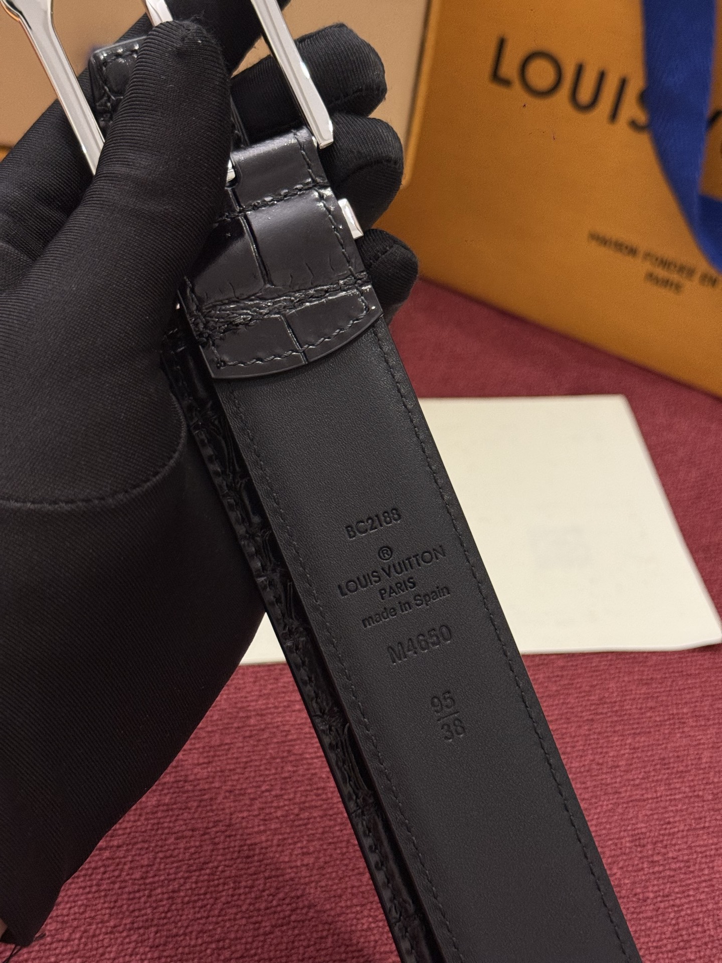 The Frog 3.5mm Reversible Belt in Crocodile是一款优雅且富有感染力的作品。带有
