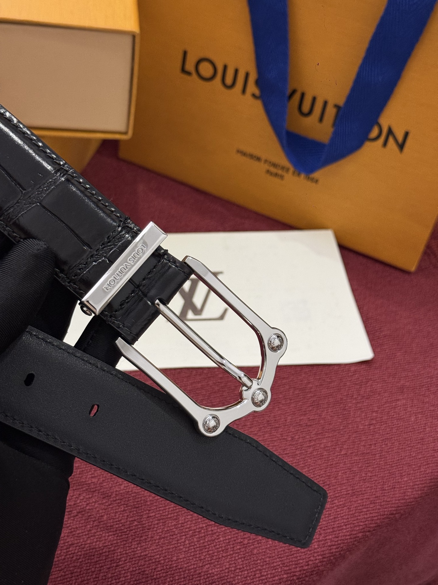 The Frog 3.5mm Reversible Belt in Crocodile是一款优雅且富有感染力的作品。带有