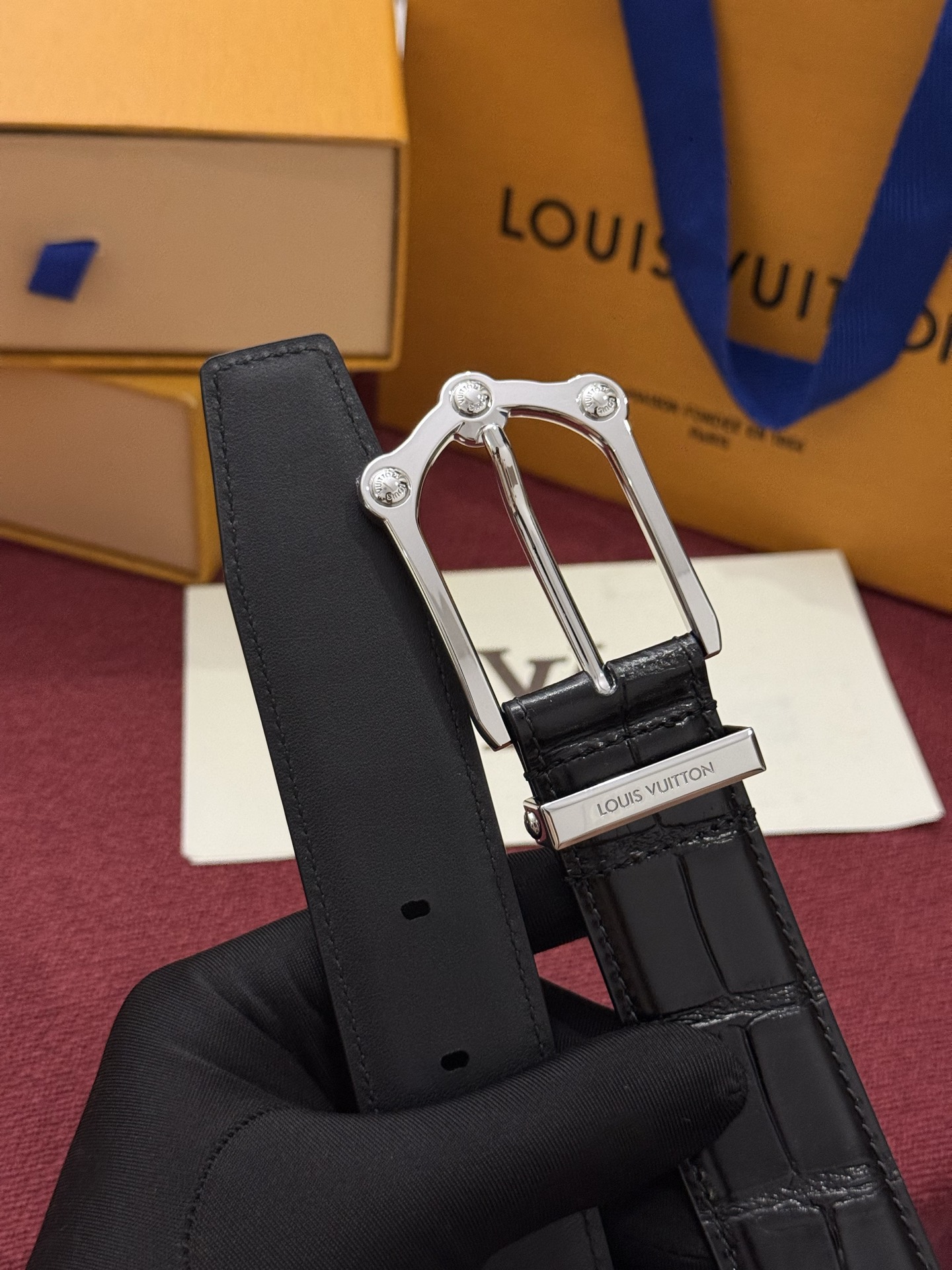 The Frog 3.5mm Reversible Belt in Crocodile是一款优雅且富有感染力的作品。带有