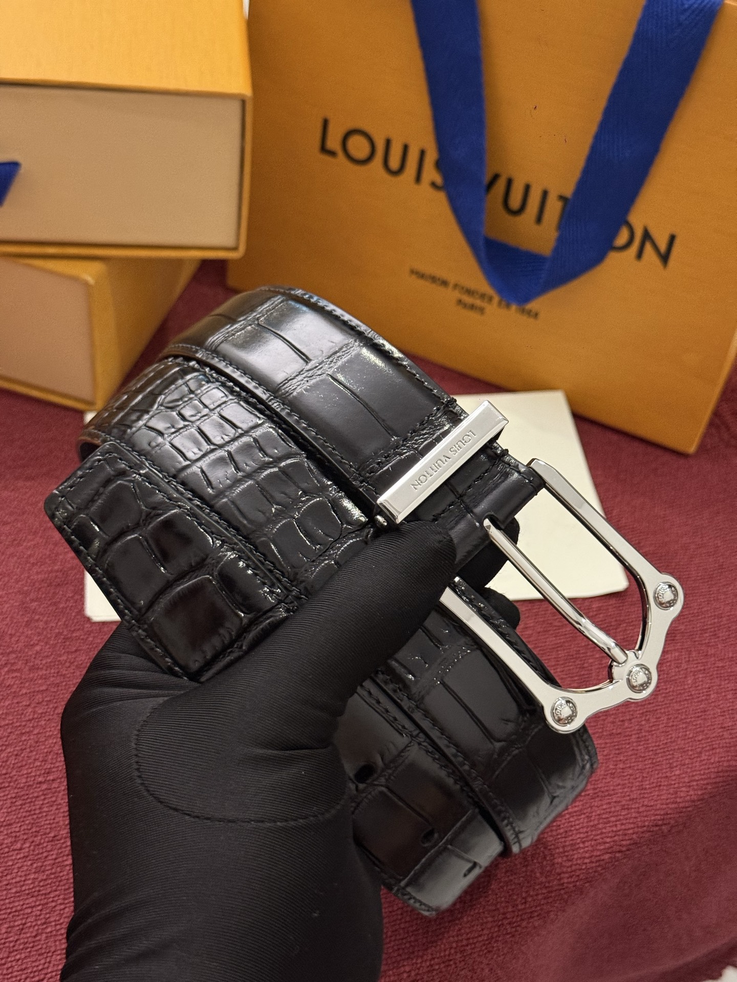 The Frog 3.5mm Reversible Belt in Crocodile是一款优雅且富有感染力的作品。带有