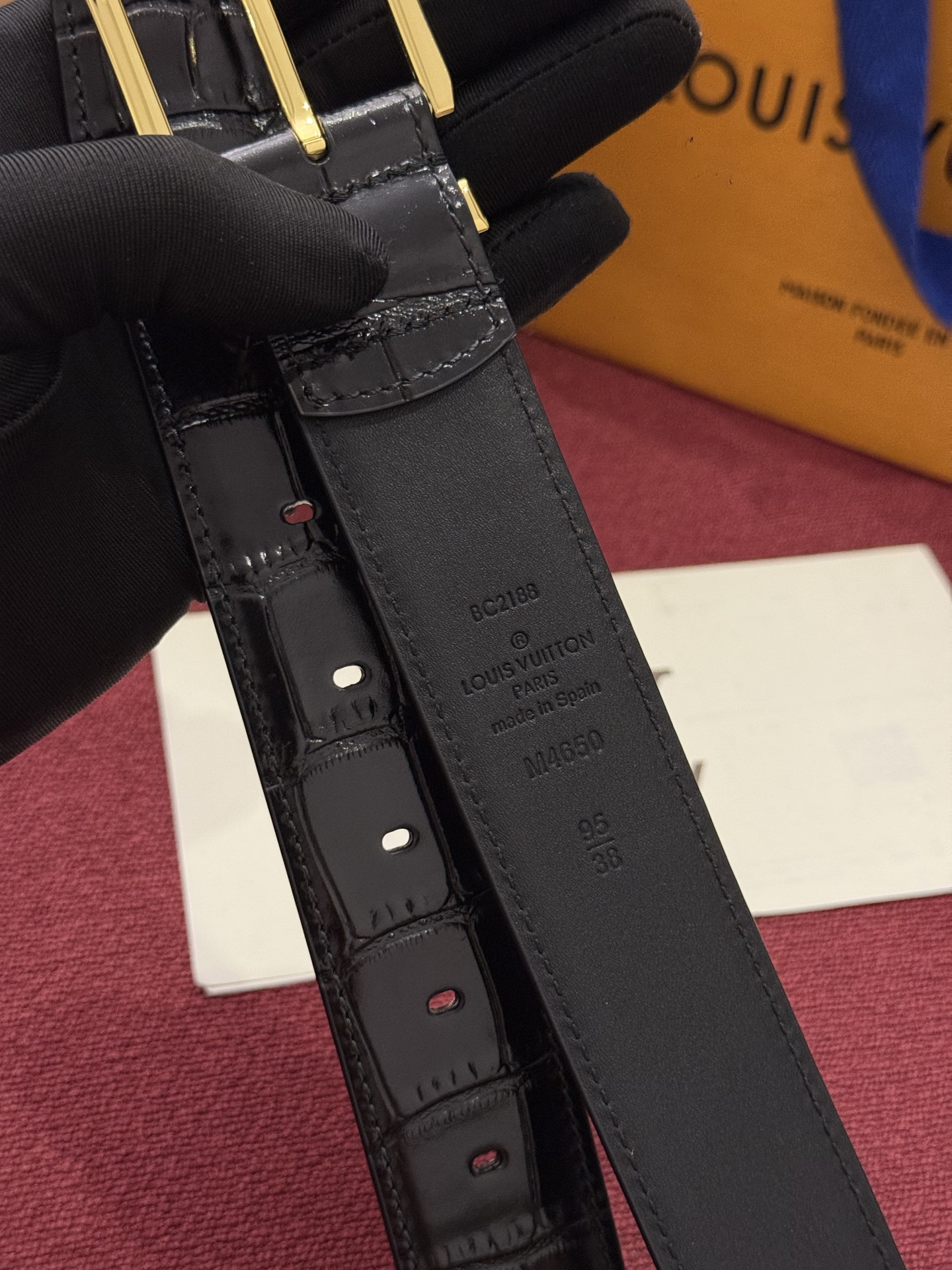 The Frog 3.5mm Reversible Belt in Crocodile是一款优雅且富有感染力的作品。带有