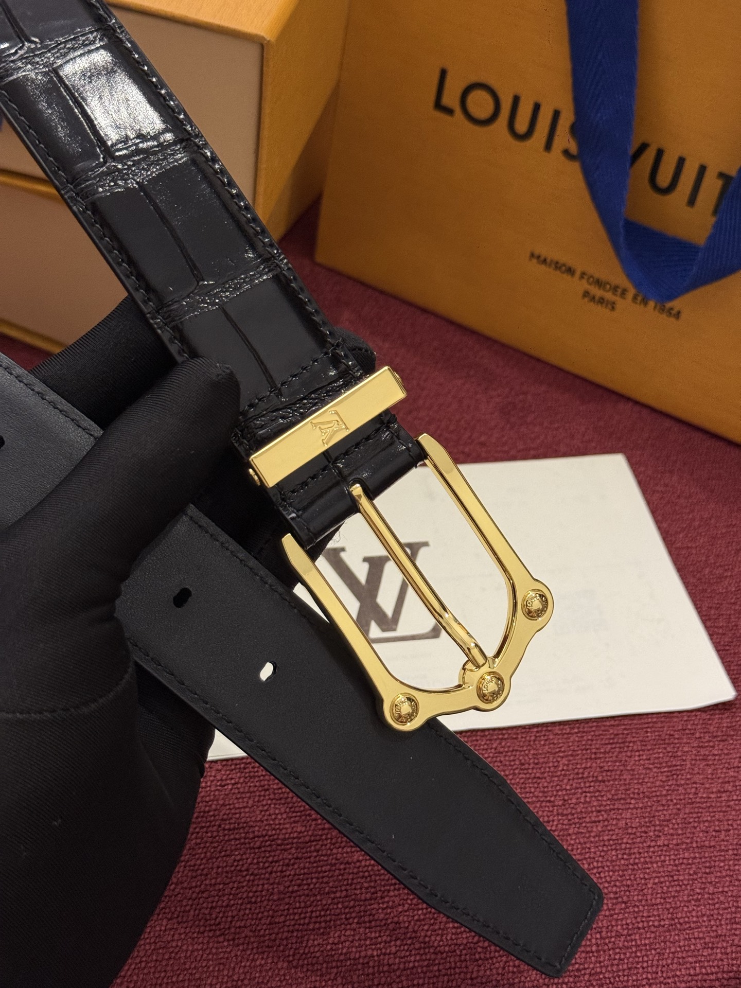The Frog 3.5mm Reversible Belt in Crocodile是一款优雅且富有感染力的作品。带有