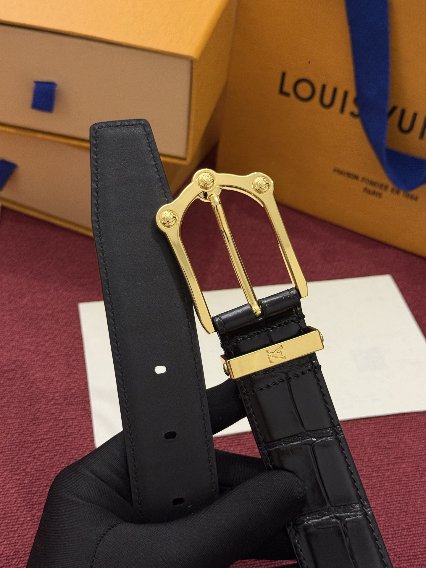The Frog 3.5mm Reversible Belt in Crocodile是一款优雅且富有感染力的作品。带有