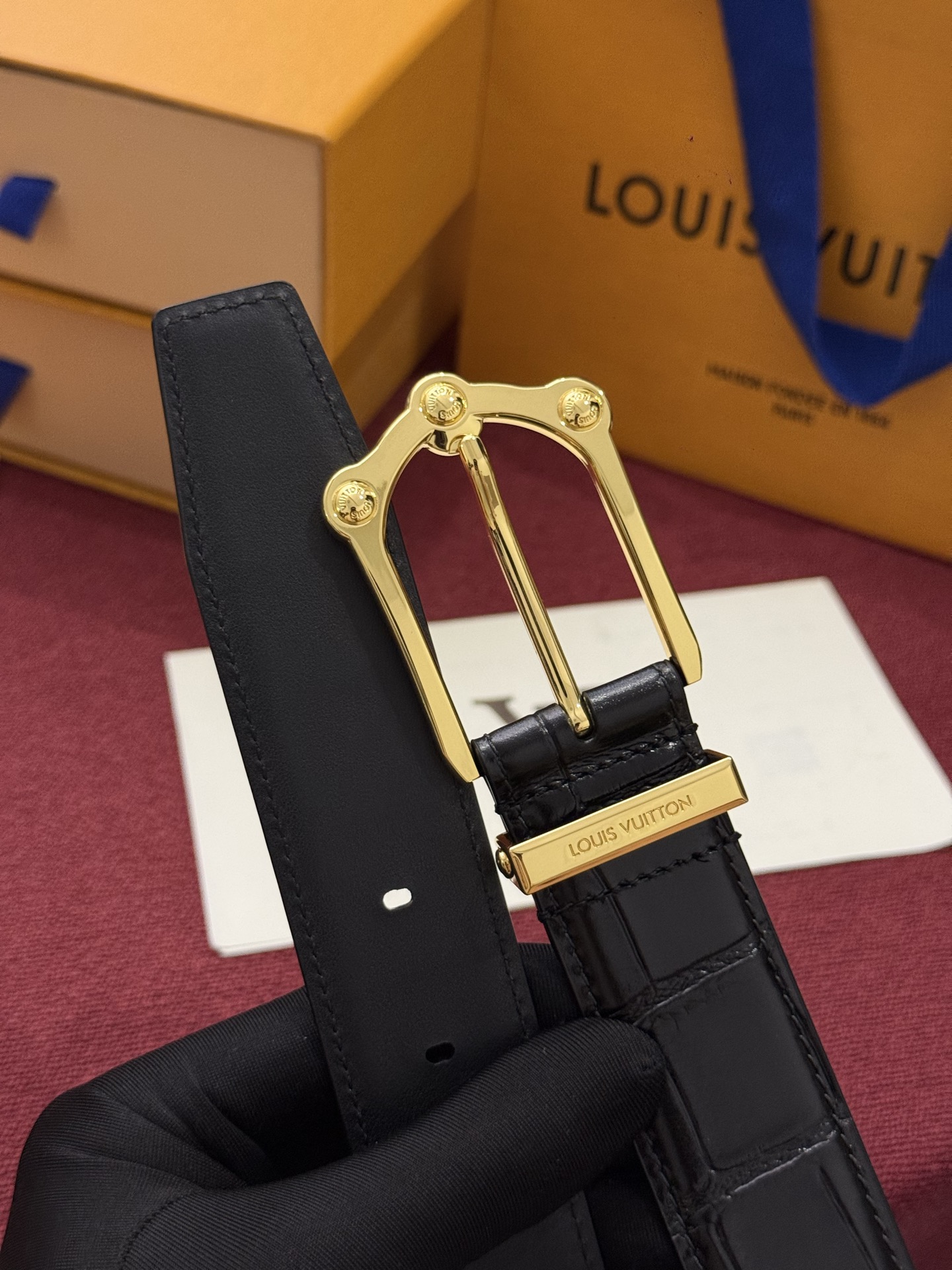 The Frog 3.5mm Reversible Belt in Crocodile是一款优雅且富有感染力的作品。带有