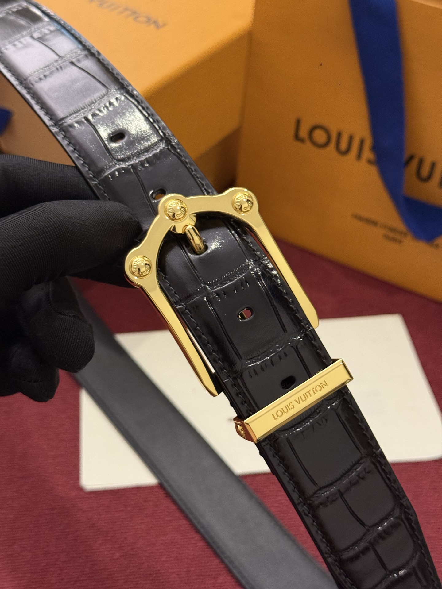 The Frog 3.5mm Reversible Belt in Crocodile是一款优雅且富有感染力的作品。带有 The Frog 3.5mm Reversible Belt in Crocodile是一款优雅且富有感染力的作品。带有